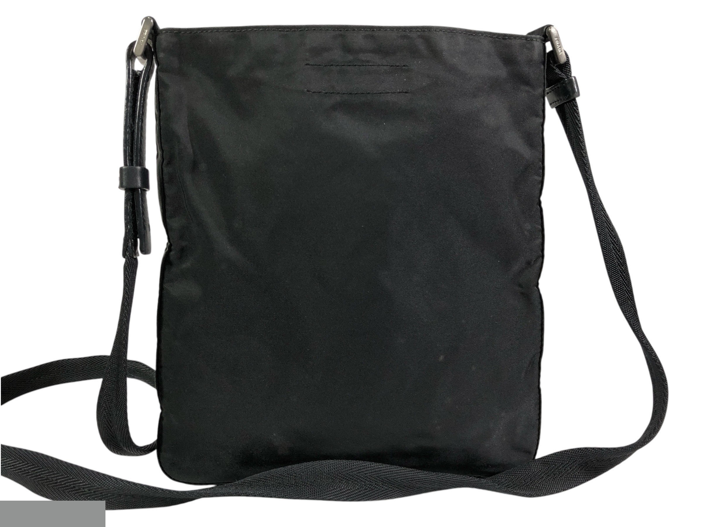 shoulder bag with triangular logo plate, can be worn across the body. — view 4