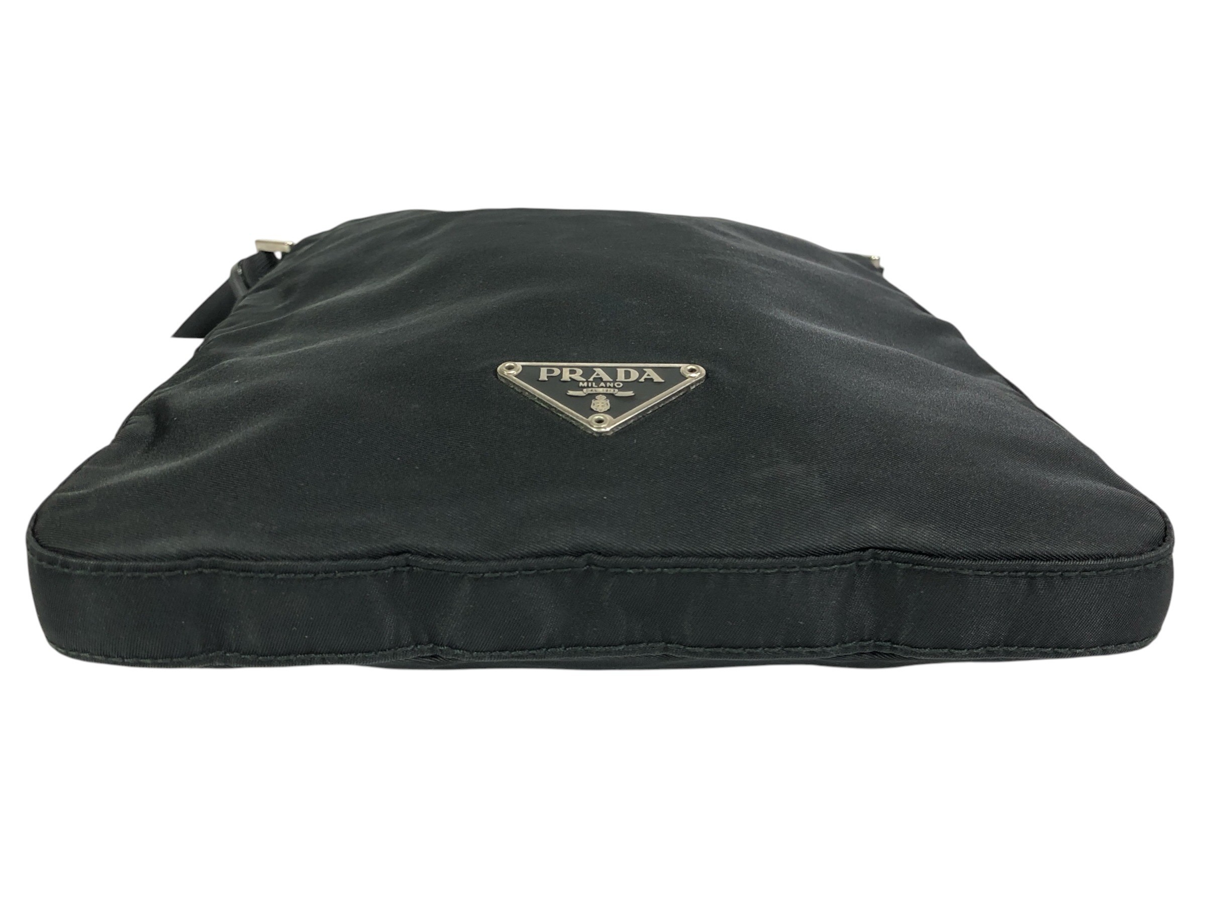 shoulder bag with triangular logo plate, can be worn across the body. — view 5
