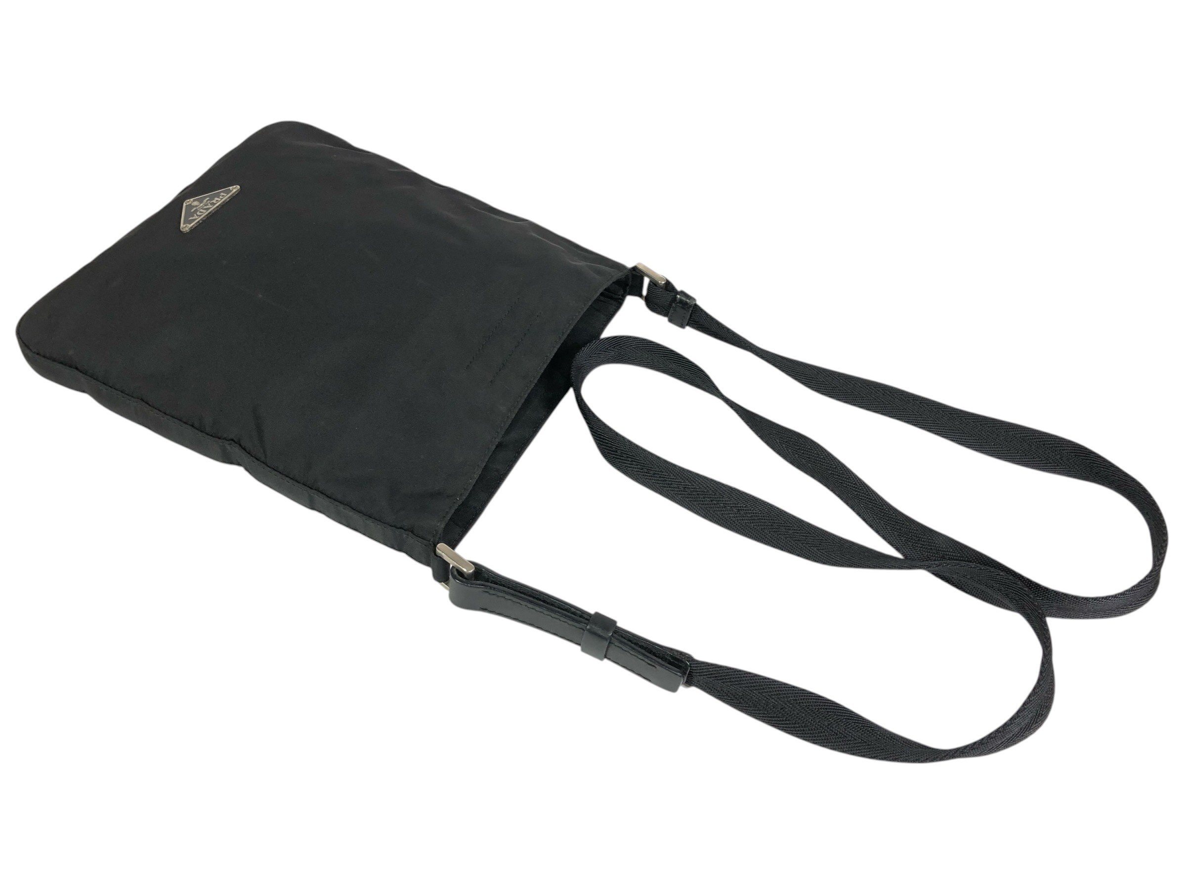 shoulder bag with triangular logo plate, can be worn across the body. — view 6