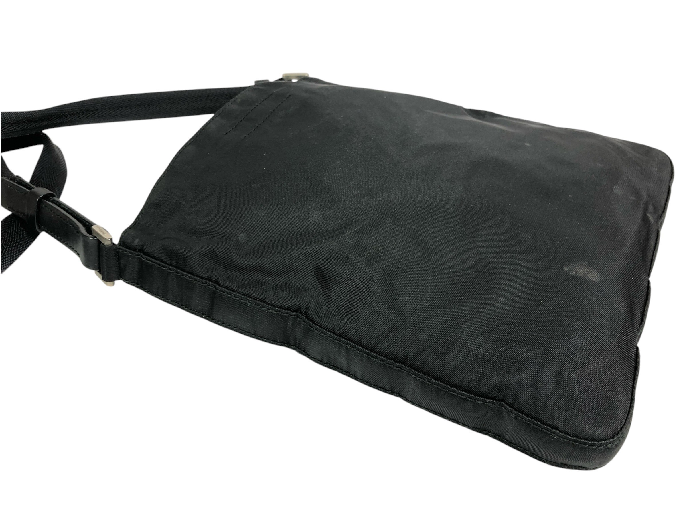 shoulder bag with triangular logo plate, can be worn across the body. — view 7