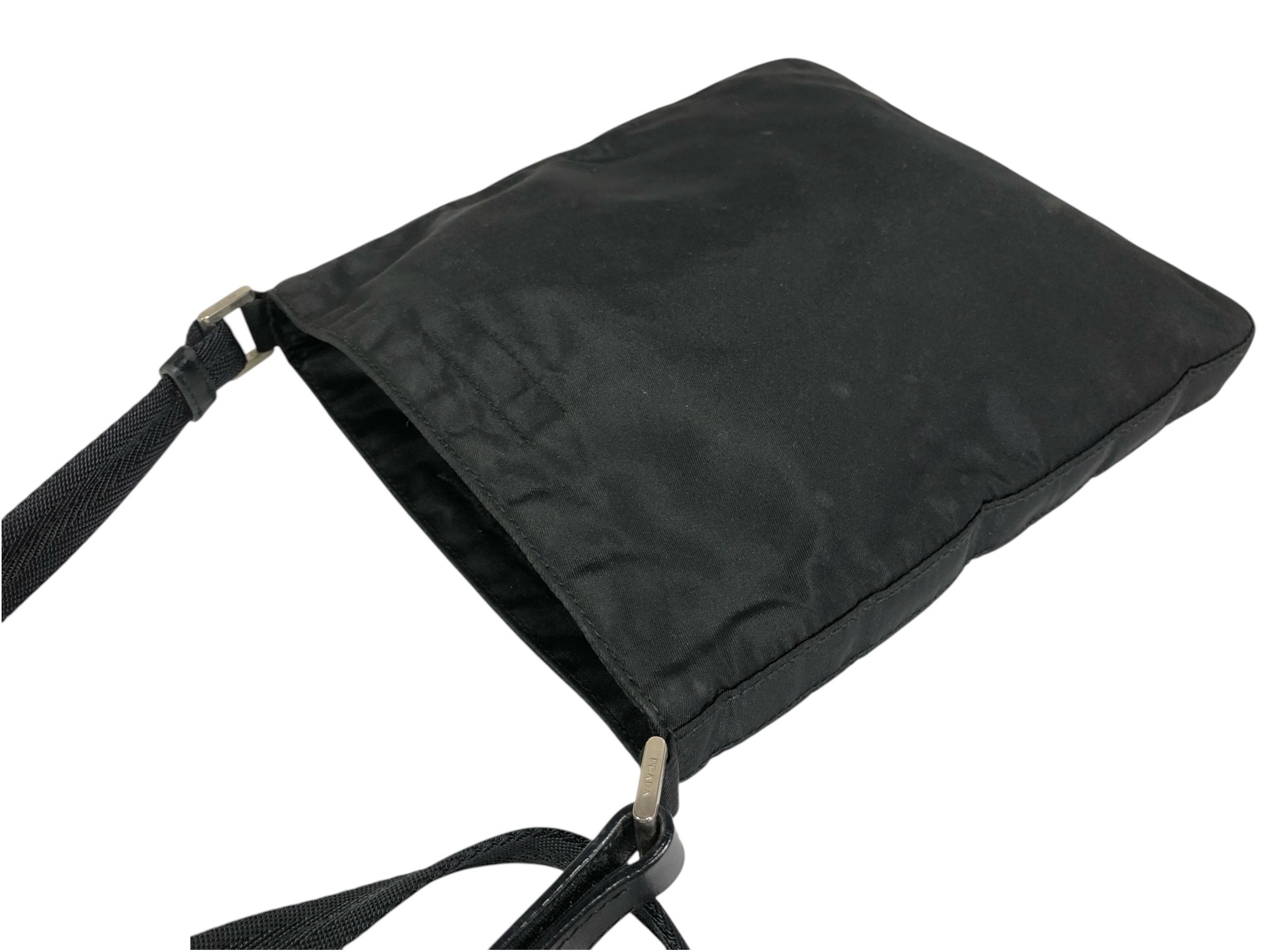 shoulder bag with triangular logo plate, can be worn across the body. — view 8