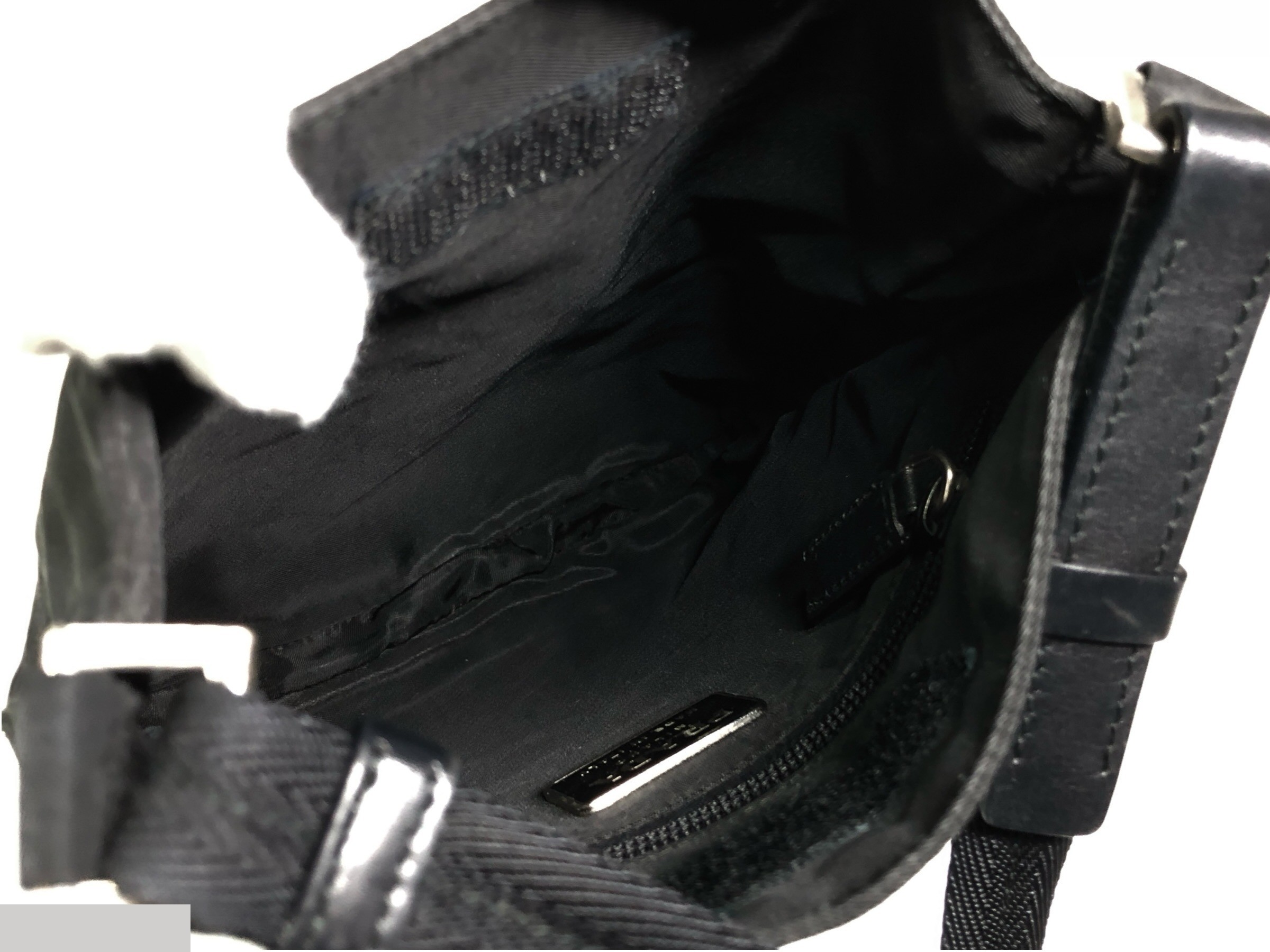 shoulder bag with triangular logo plate, can be worn across the body. — view 9