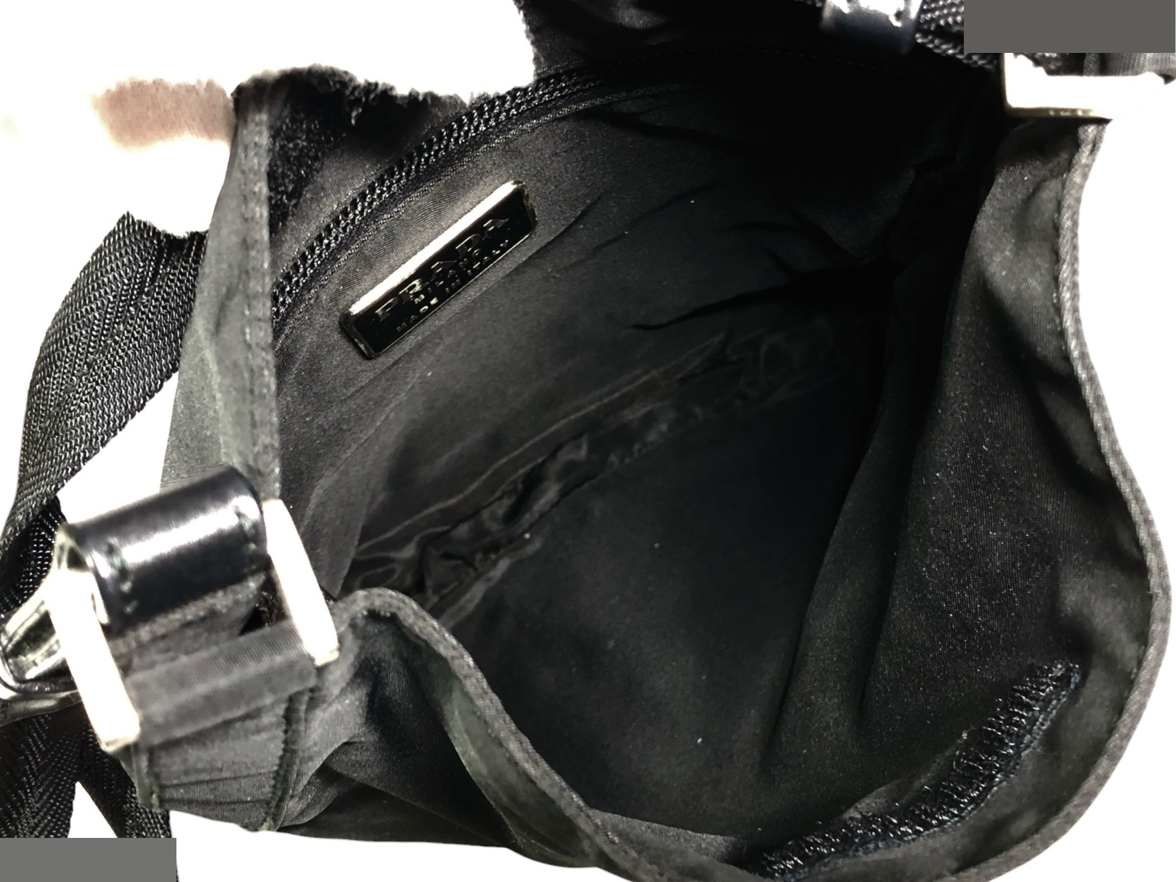 shoulder bag with triangular logo plate, can be worn across the body. — view 10