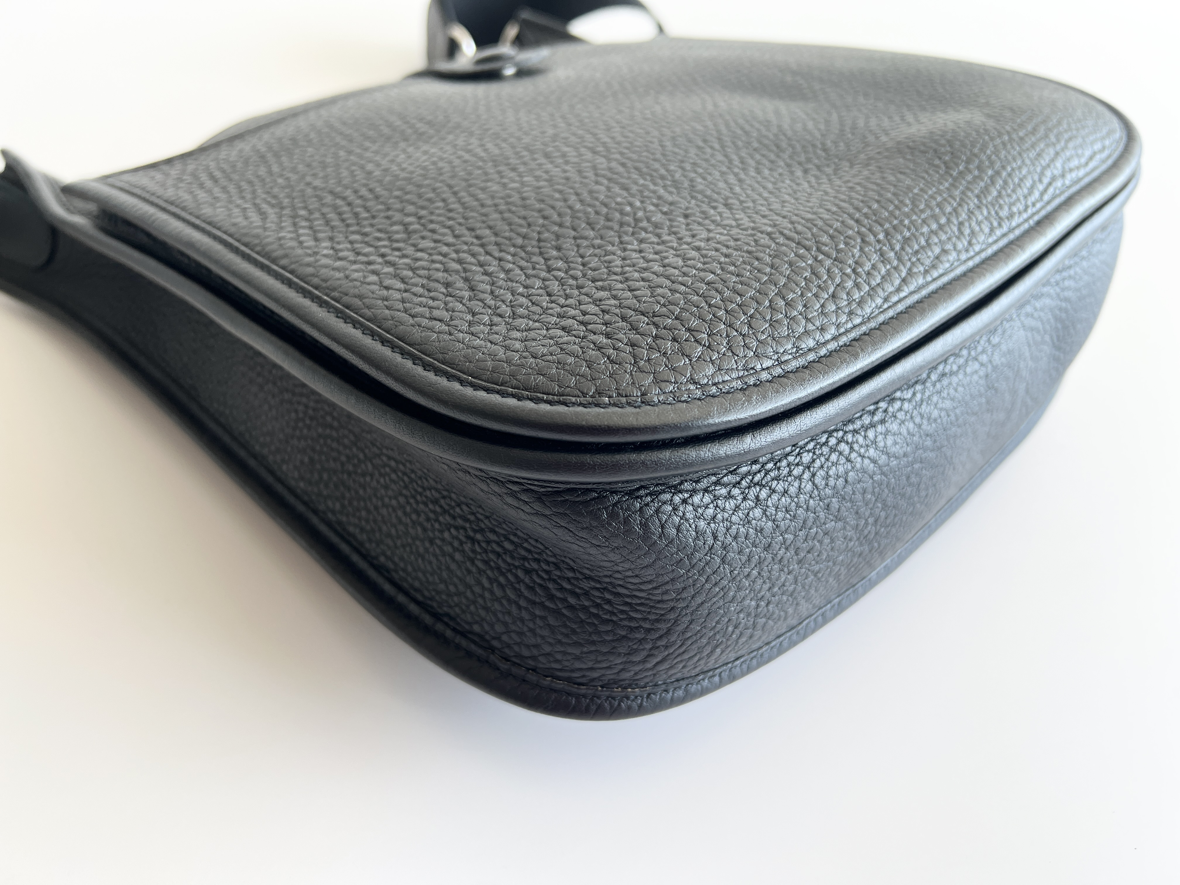 Evelyne 2 PM Taurillon Clemence Leather Shoulder Bag (One-Shoulder Bag) — view 11