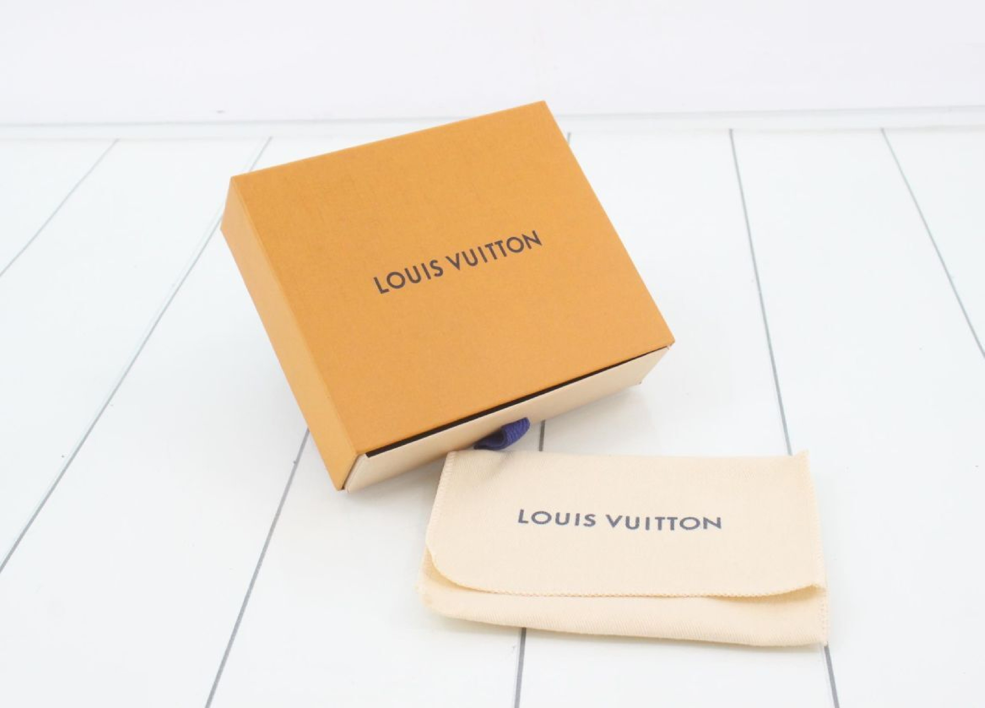 round pouch, with box and dust bag. — view 6