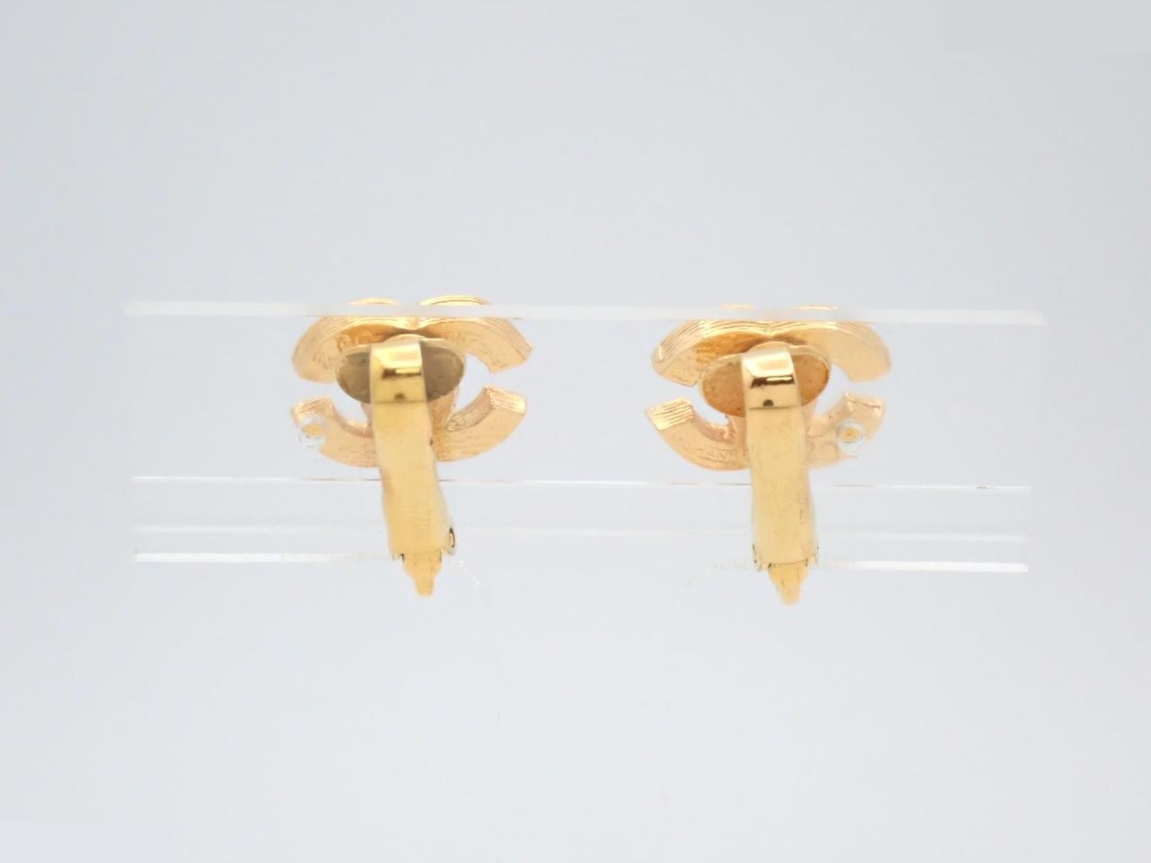 Earrings with Coco Mark design, gold. — view 2