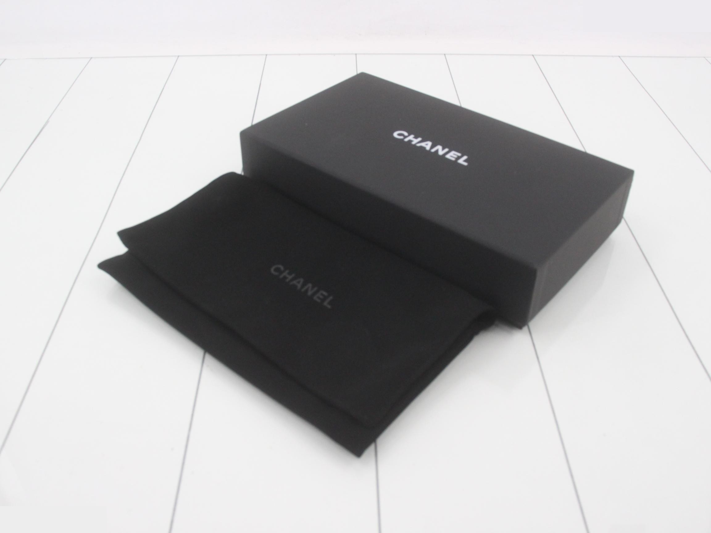 Matelassé coin case & iPod case, unused. — view 5