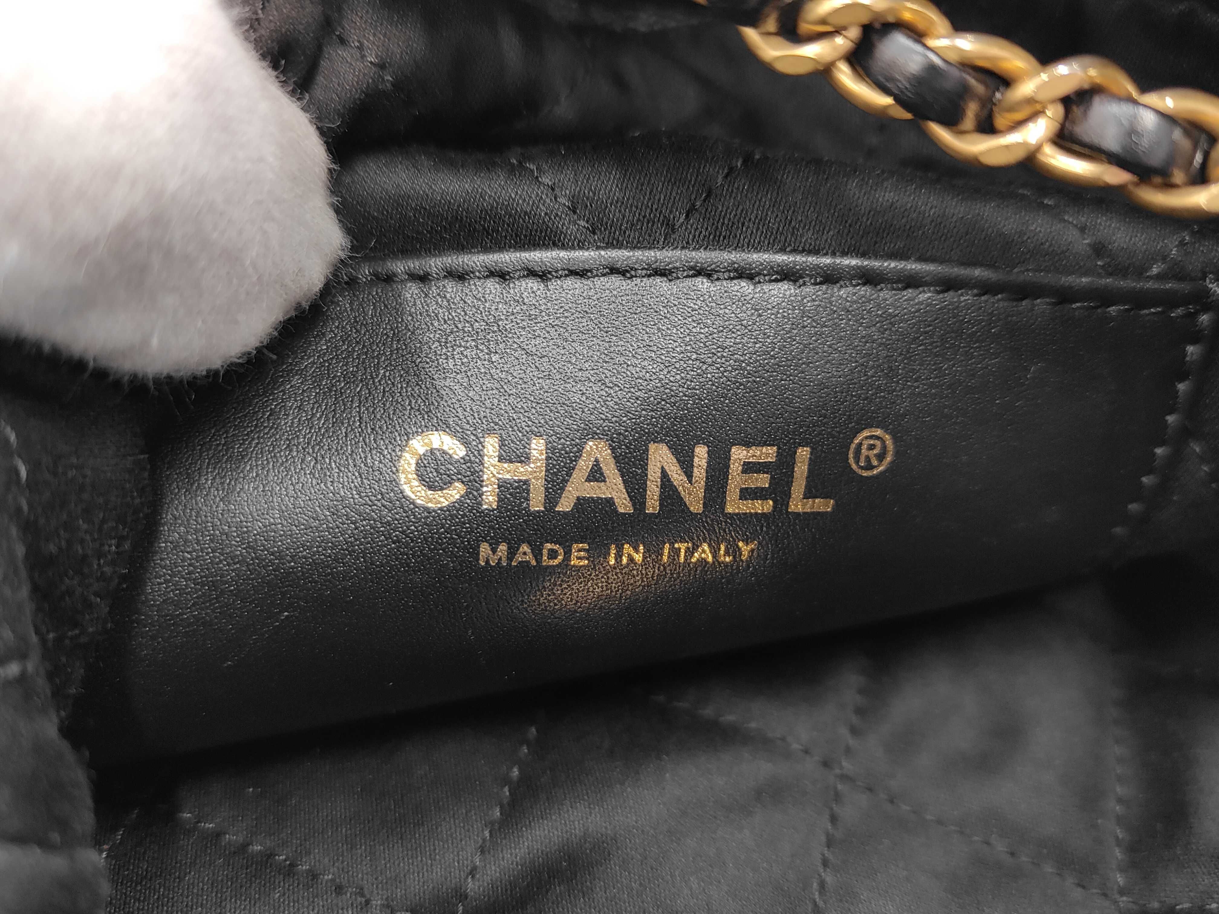 22 Chain Drawstring Bag, Random Serial Number, Hardware Scratches, Condition B (Shoulder Bag) — view 4