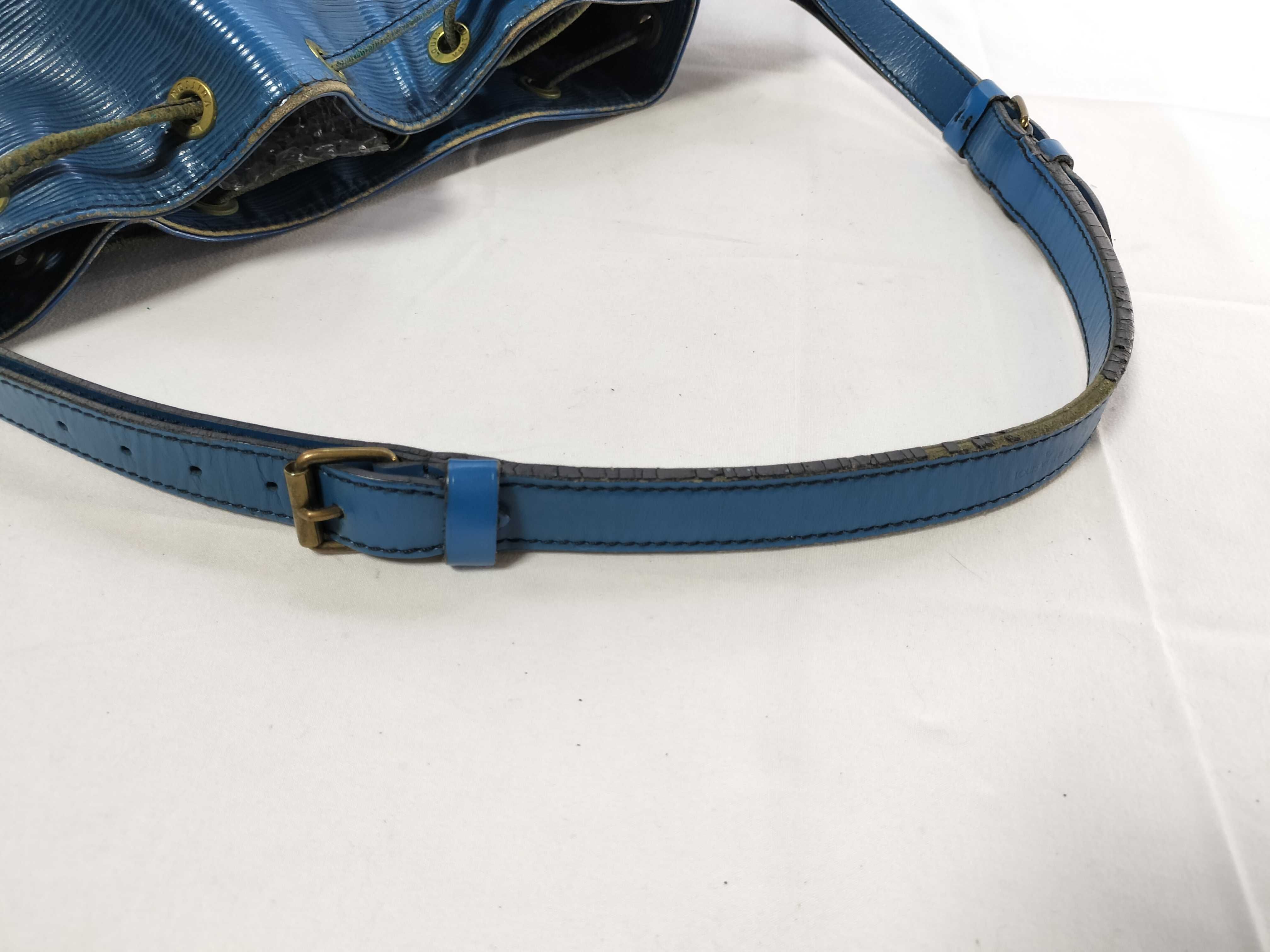 Epi M44005 Noé Blue Shoulder Bag — view 3