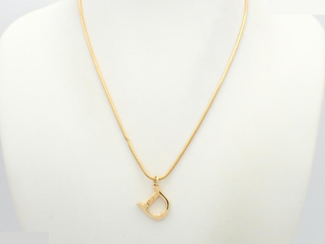 D logo gold necklace, with box, neck circumference approximately 42cm. — view 3