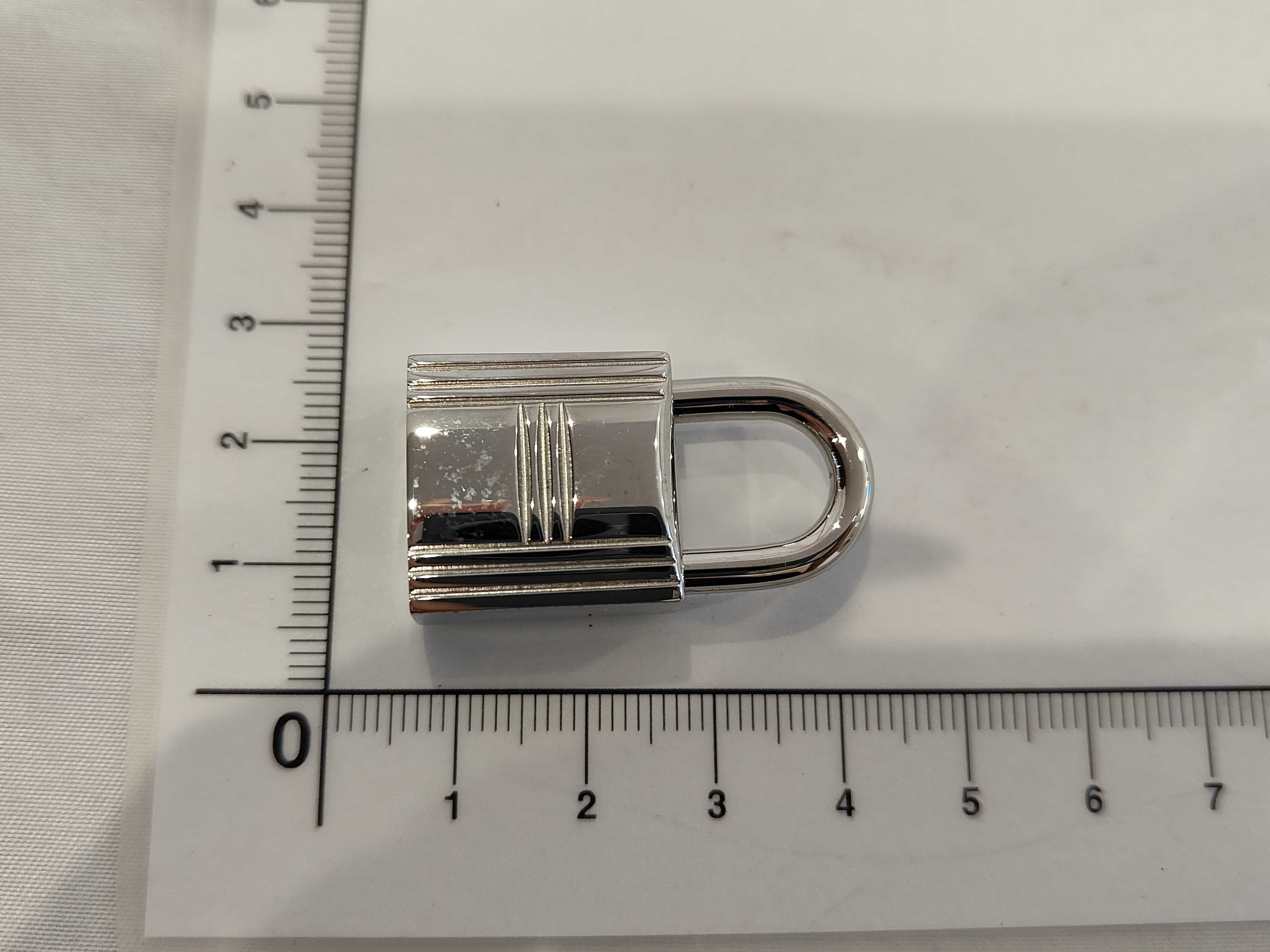 padlock (no key) and other accessories — view 2