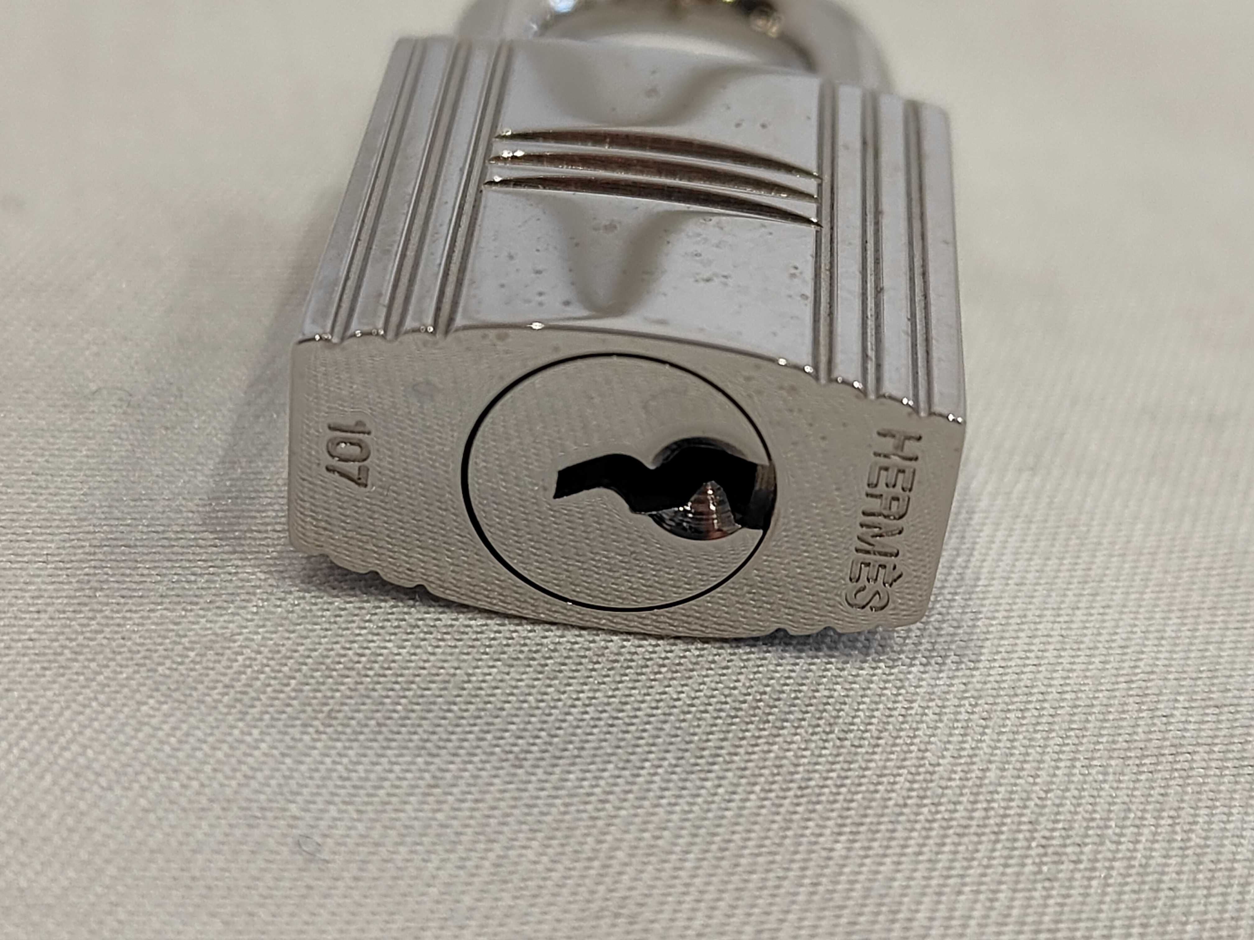 padlock (no key) and other accessories — view 3