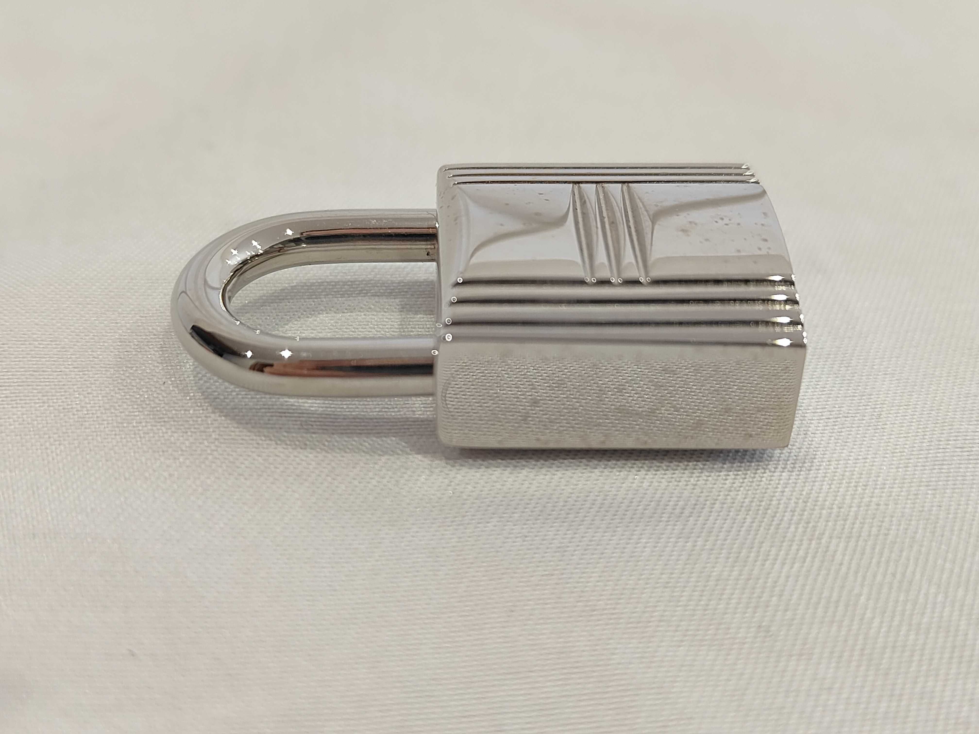 padlock (no key) and other accessories — view 4
