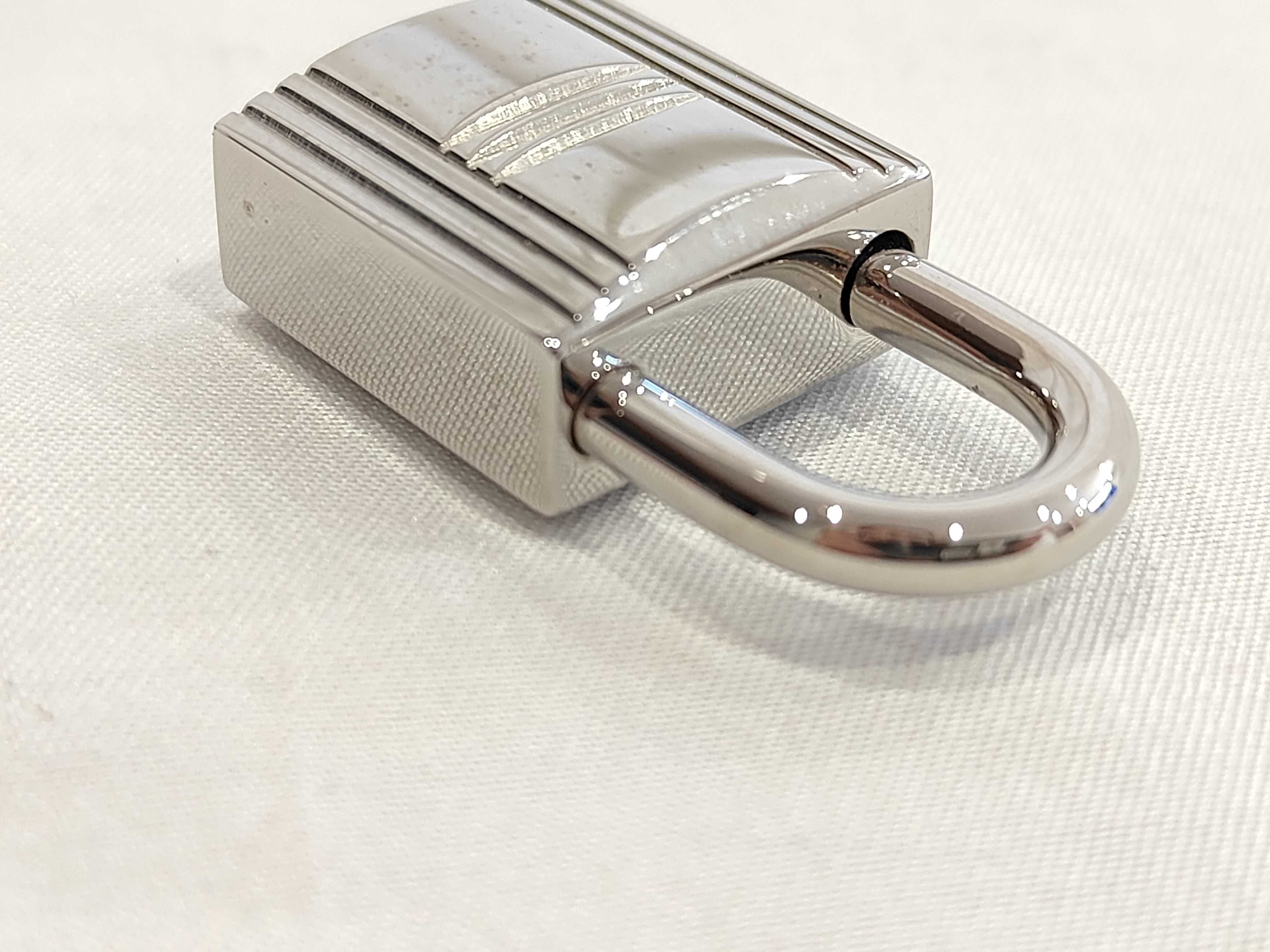 padlock (no key) and other accessories — view 5