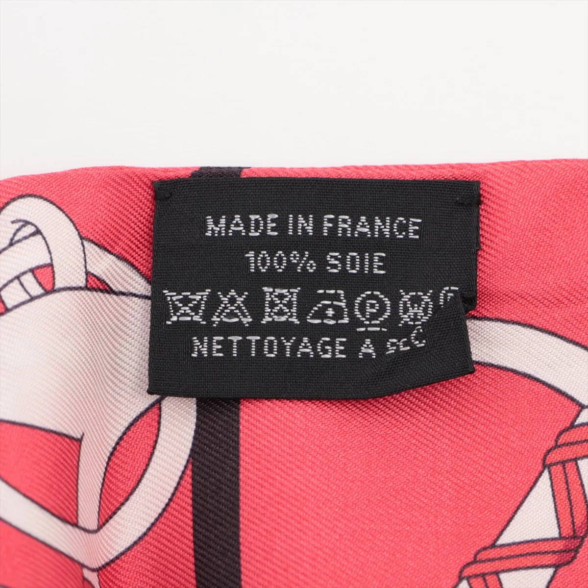 Twilly Panoplie equestre riding equipment set scarf silk red. Shows signs of wear, — view 3