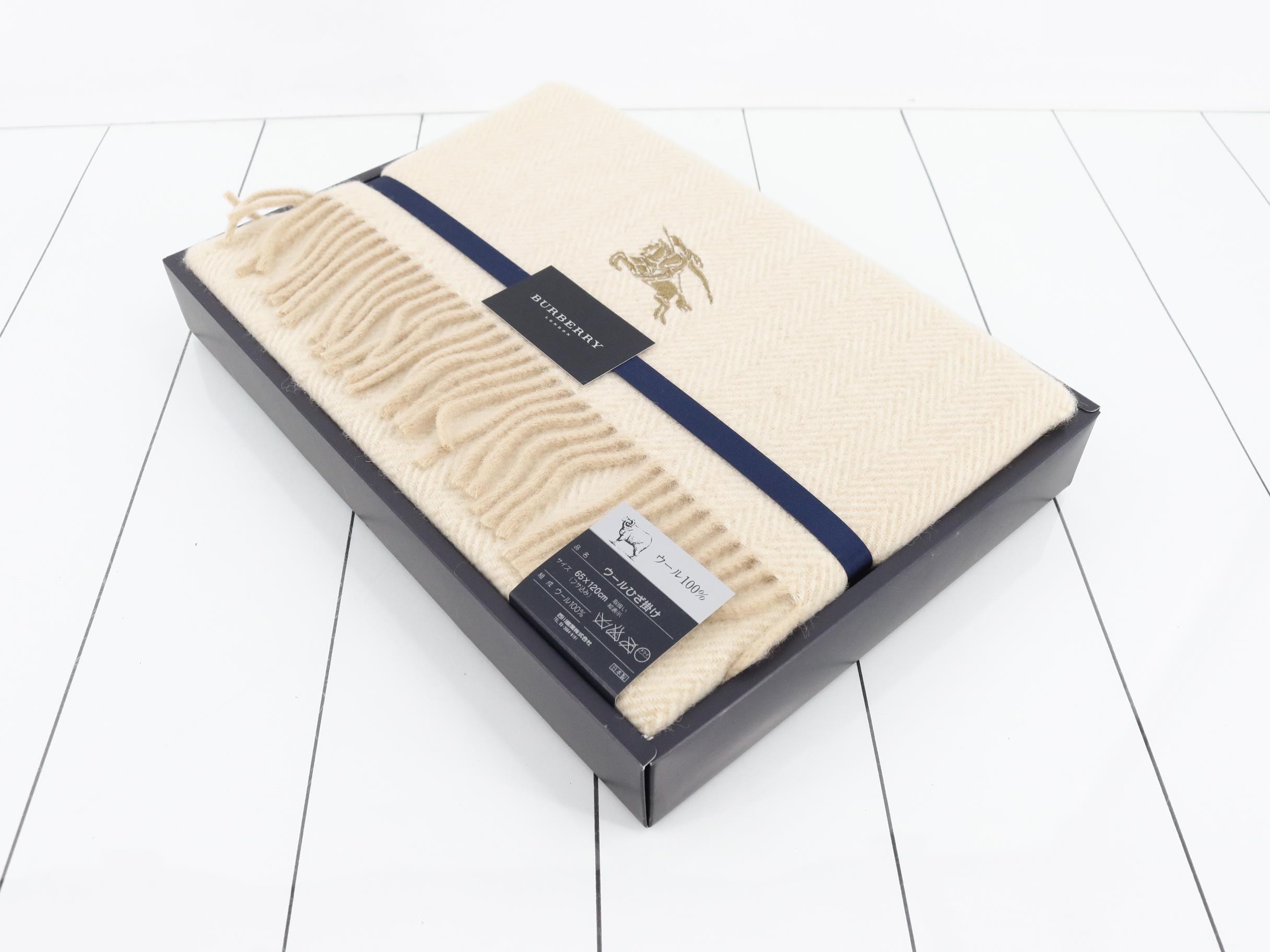 Unused Burberry throw blanket, 100% wool, 65 x 120 cm — view 2