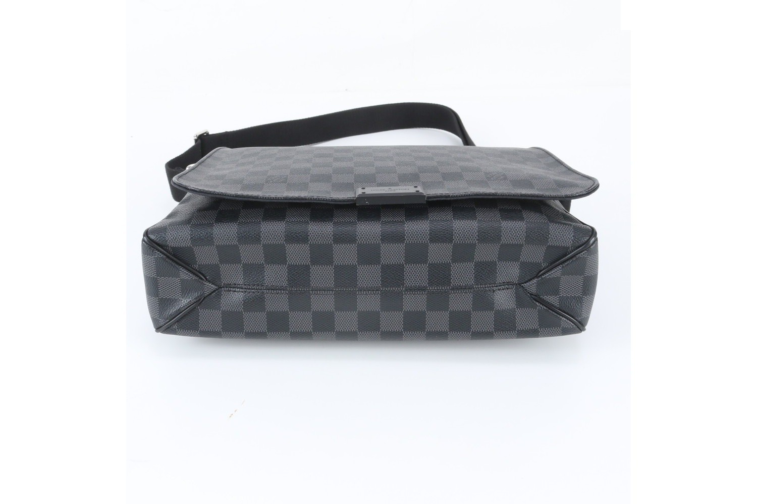 Damier Graphite District MM N41272 Shoulder Bag — view 6