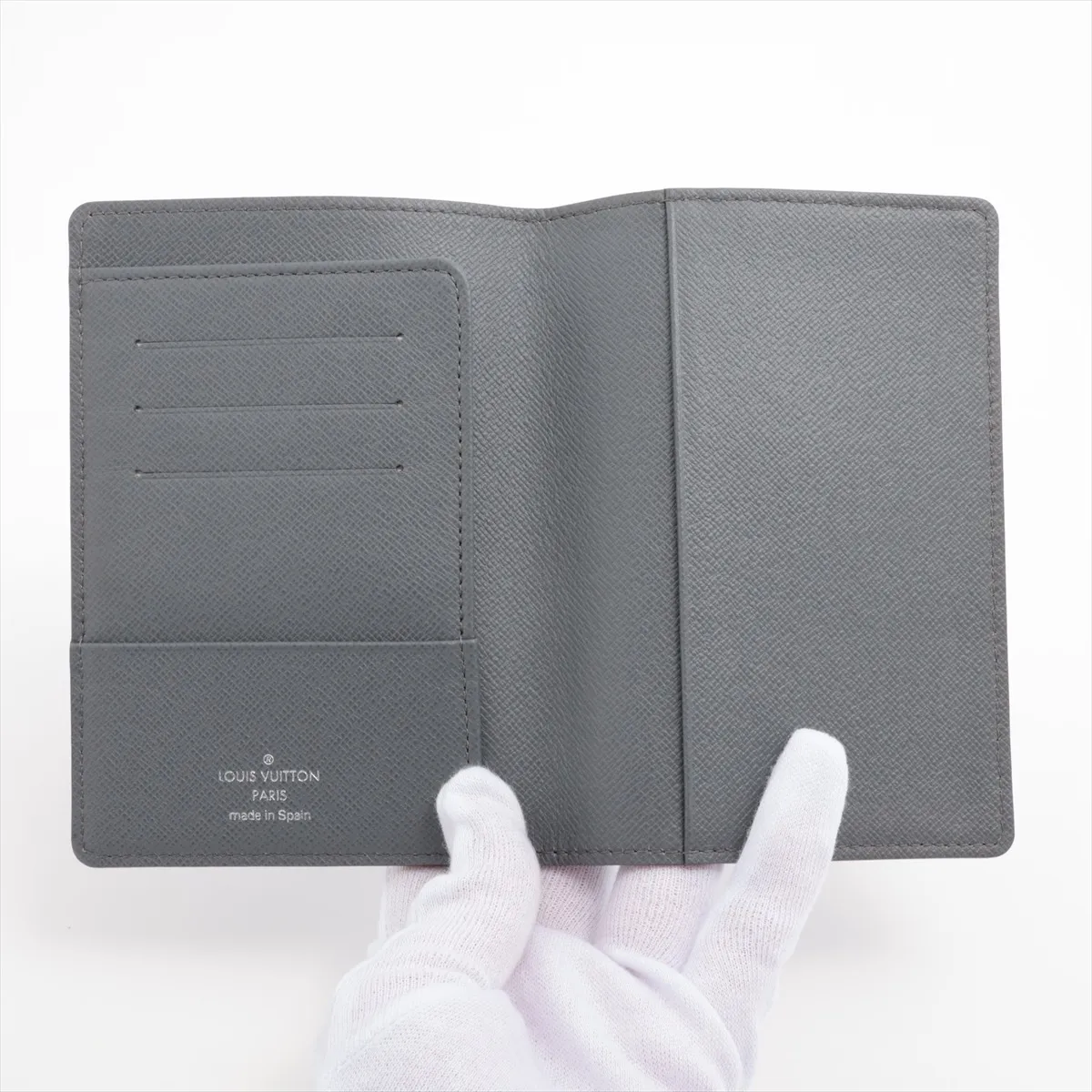 Vuitton Taiga Couverture Passport M32647 CA4162 Gray Passport Case — view 3
