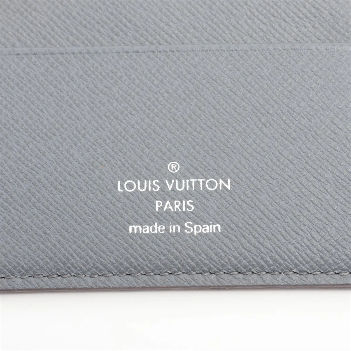 Vuitton Taiga Couverture Passport M32647 CA4162 Gray Passport Case — view 4
