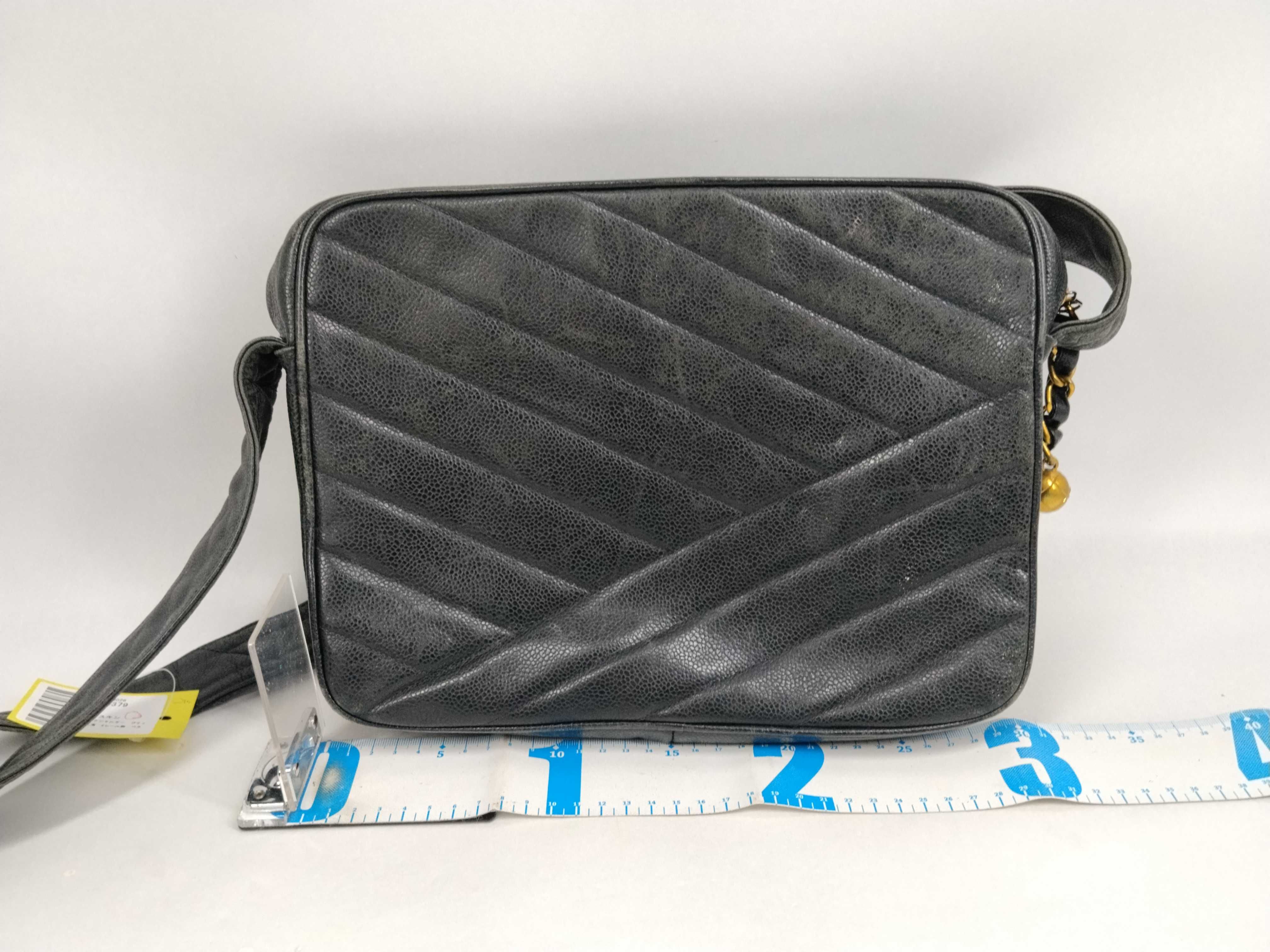 Caviar Skin Turnlock Shoulder Bag (with Boutique Seal, without G Seal) — view 2