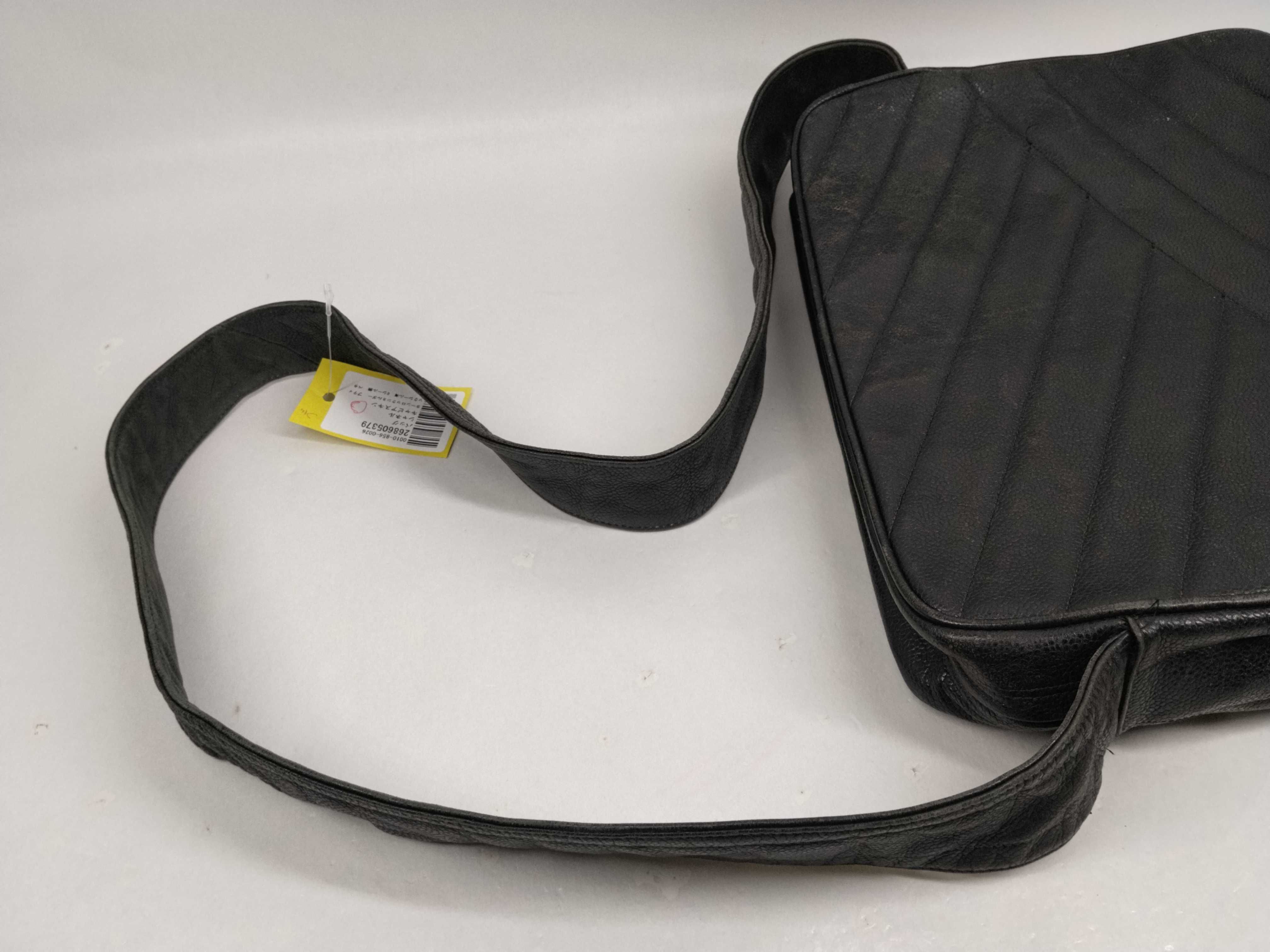 Caviar Skin Turnlock Shoulder Bag (with Boutique Seal, without G Seal) — view 6