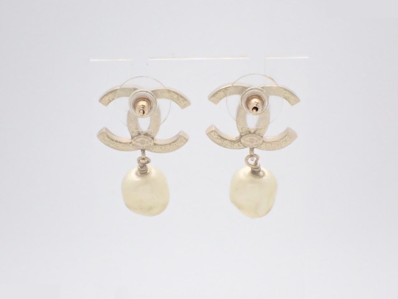 Earrings, Coco Mark, Pearl, Gold — view 2
