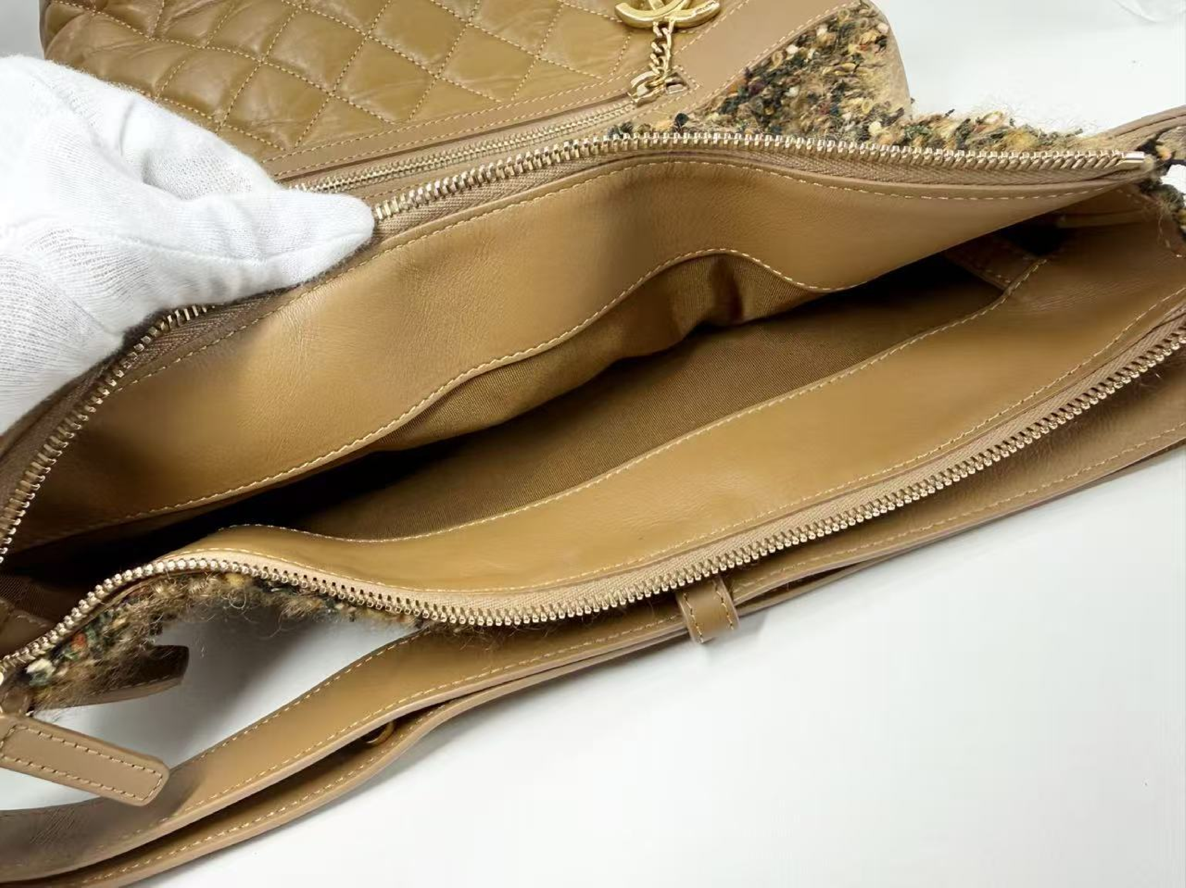Matelassé Hobo Tweed x Leather Wrinkled Finish W24/H34/D13cm Approx. 26th Series [Stamp Included] Vintage Gold Hardware Shoulder Bag 26735629 — view 15