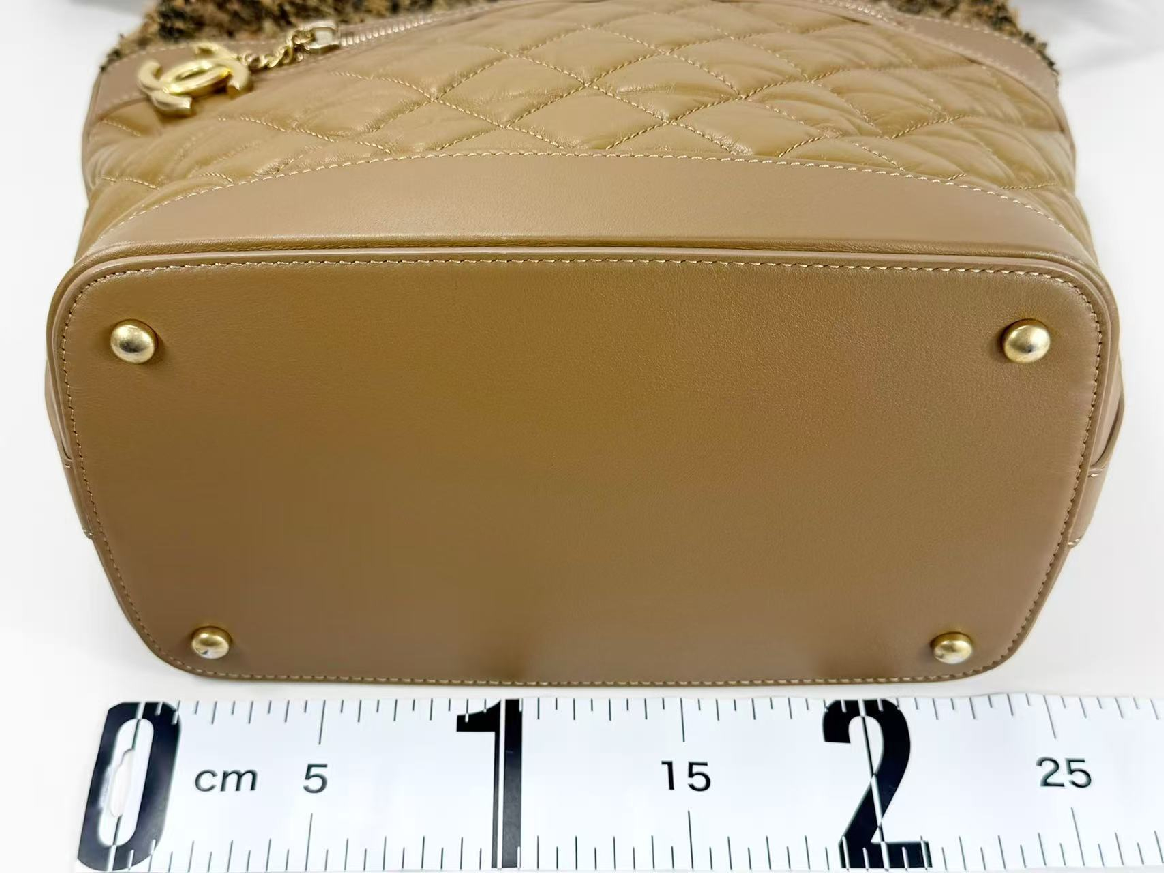Matelassé Hobo Tweed x Leather Wrinkled Finish W24/H34/D13cm Approx. 26th Series [Stamp Included] Vintage Gold Hardware Shoulder Bag 26735629 — view 4