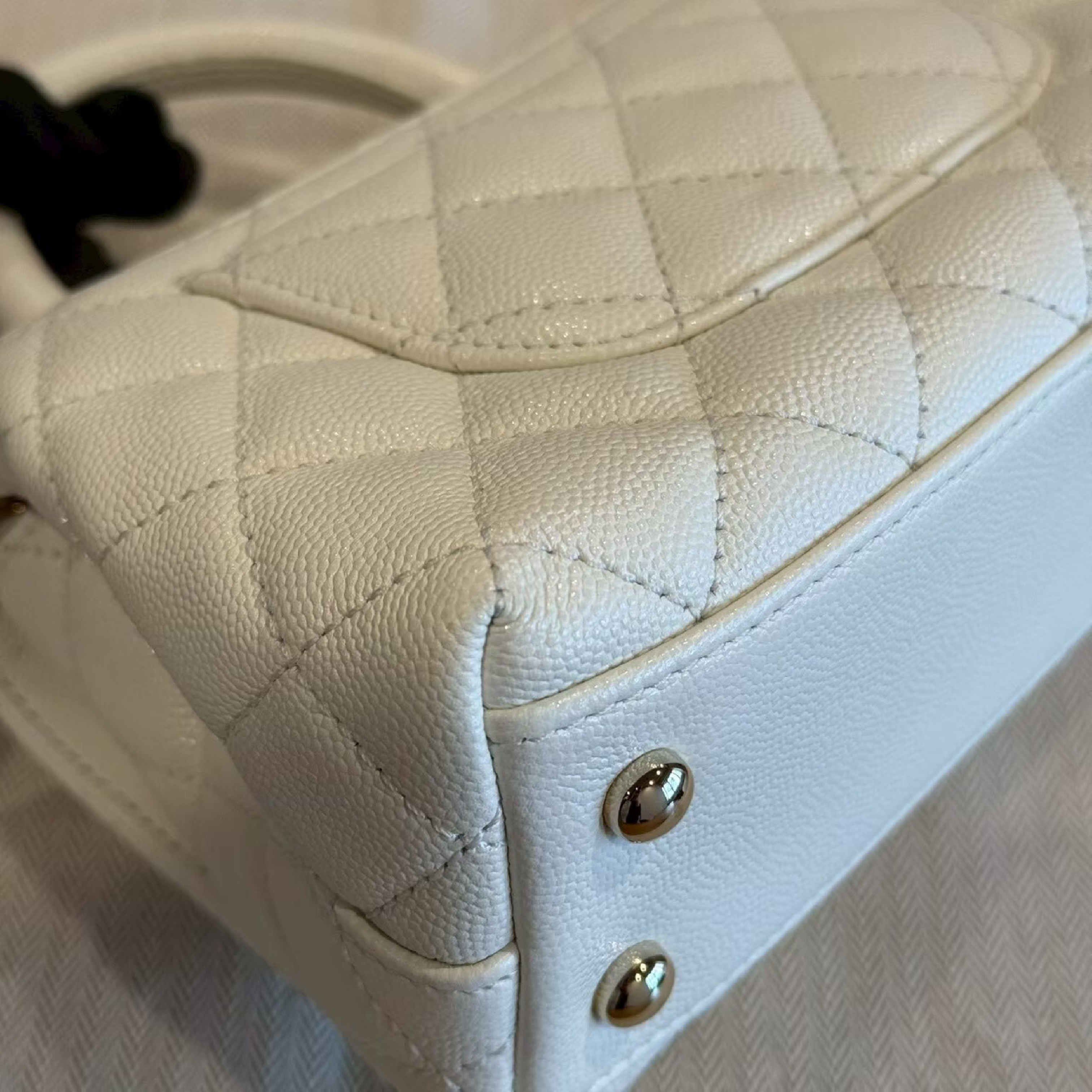 Coco Handle 19 White Handbag with Gold Hardware — view 9
