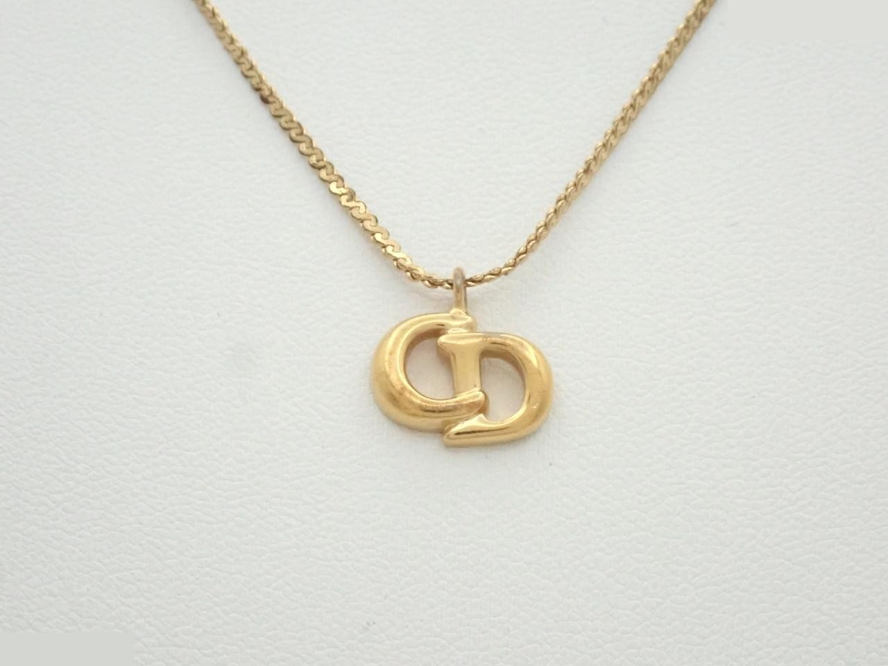 Other lines: Precious metal necklaces and pendants, chain approximately 44cm.