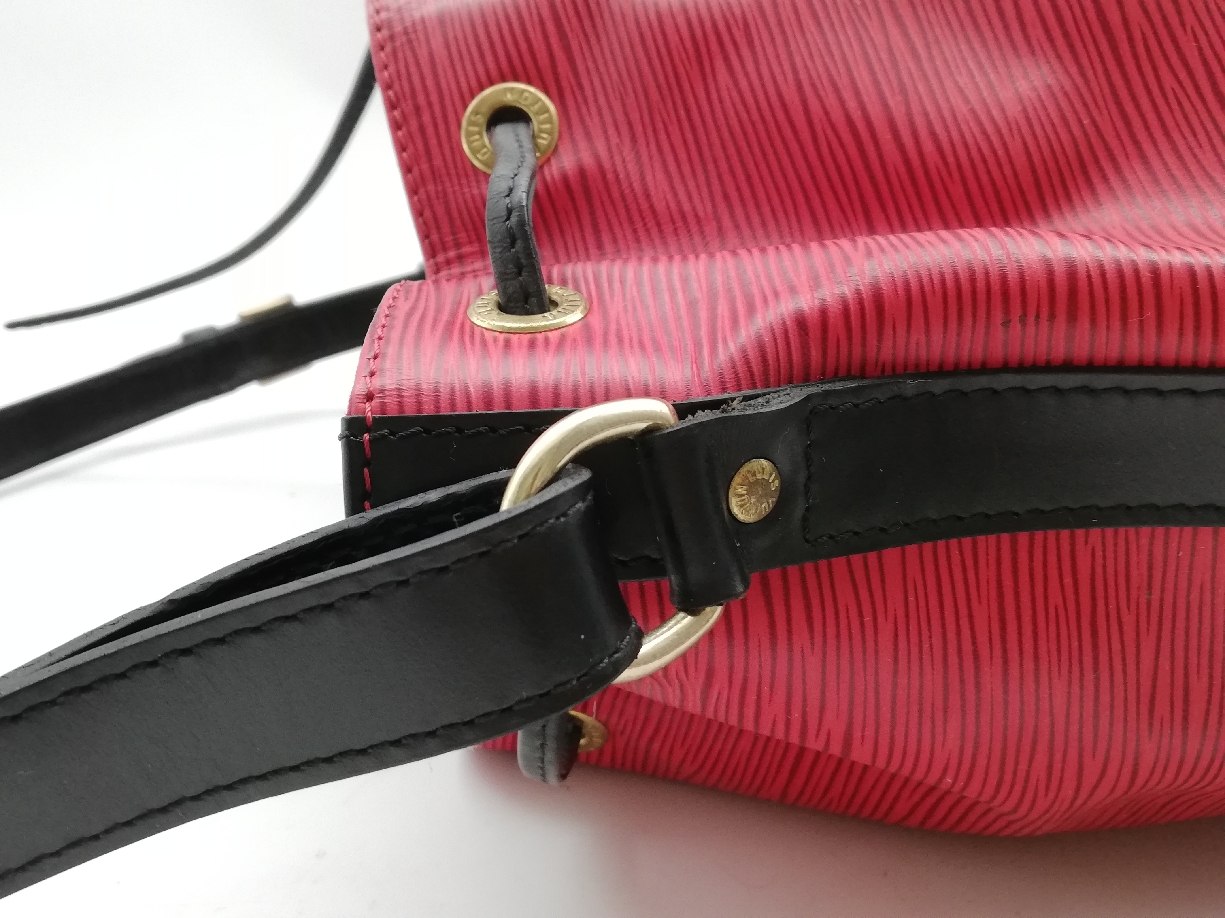 Epi Petit Noé M44172 Shoulder Bag — view 12
