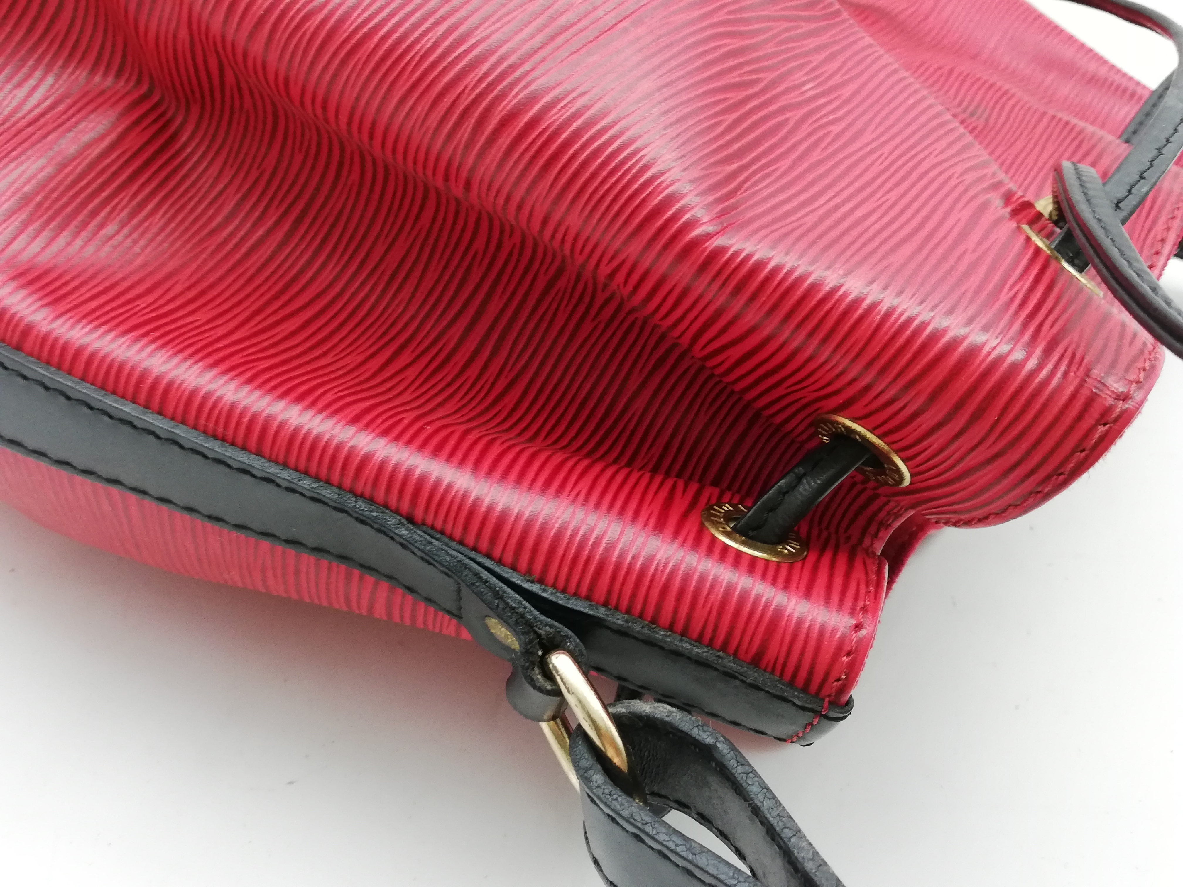 Epi Petit Noé M44172 Shoulder Bag — view 13
