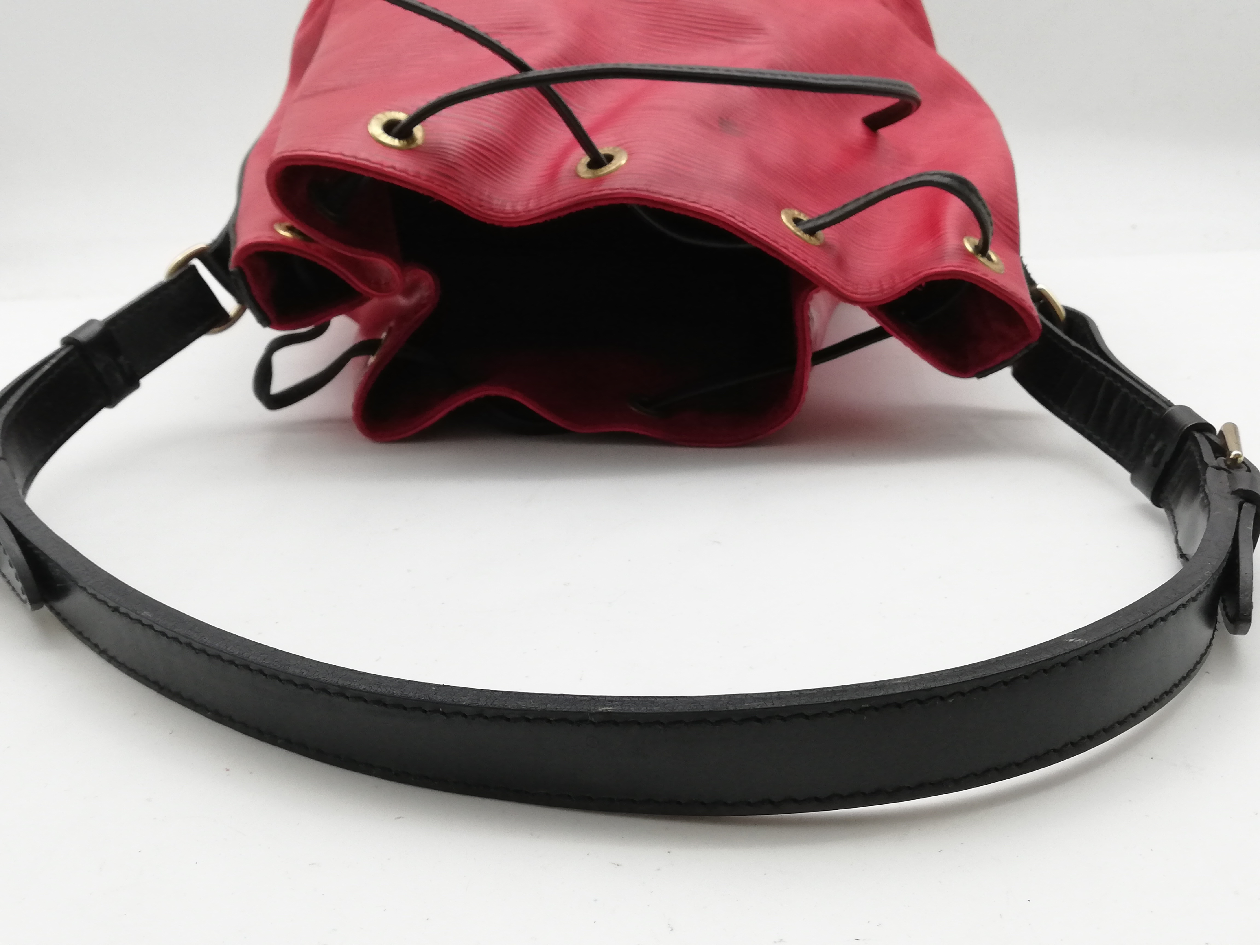 Epi Petit Noé M44172 Shoulder Bag — view 6