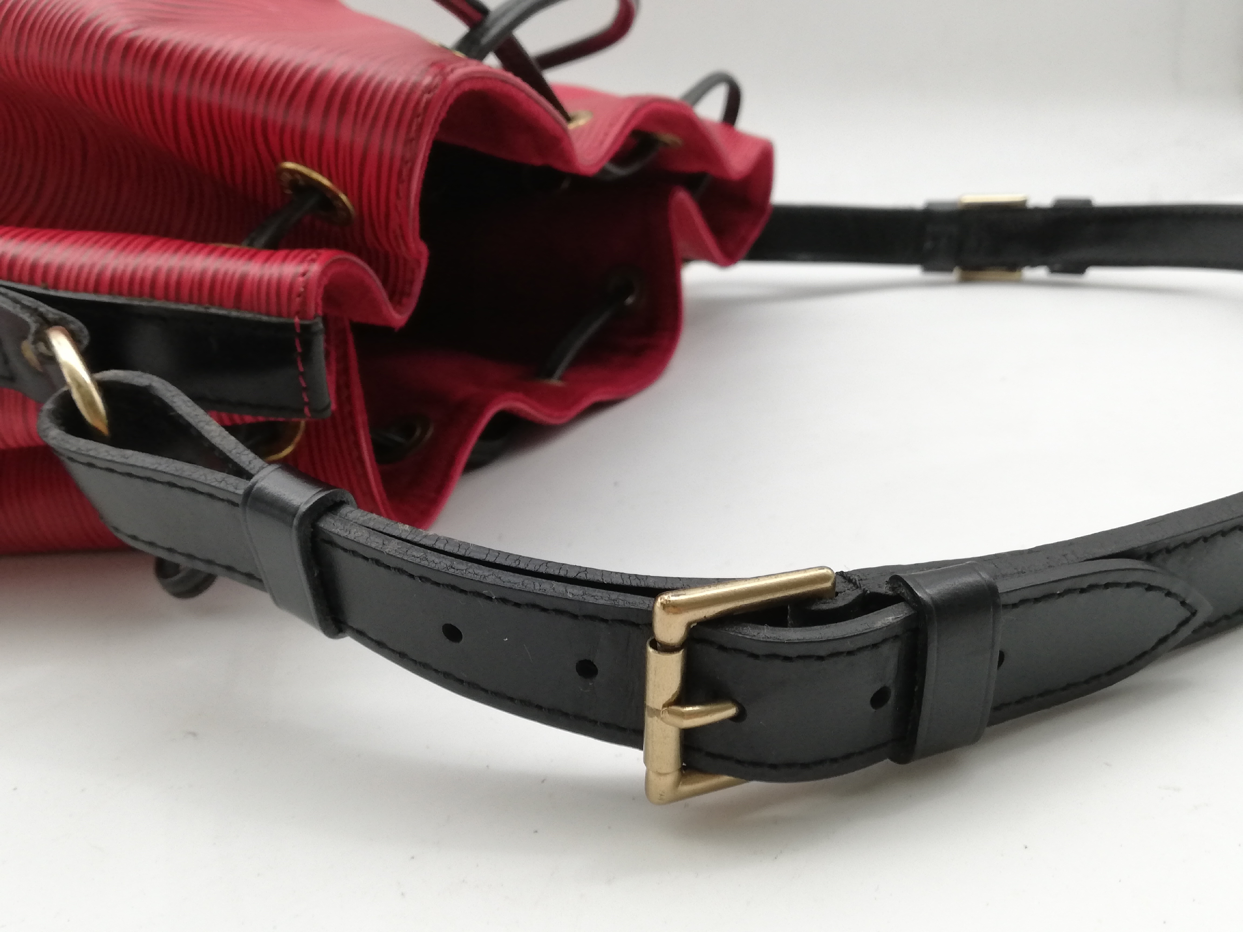 Epi Petit Noé M44172 Shoulder Bag — view 7