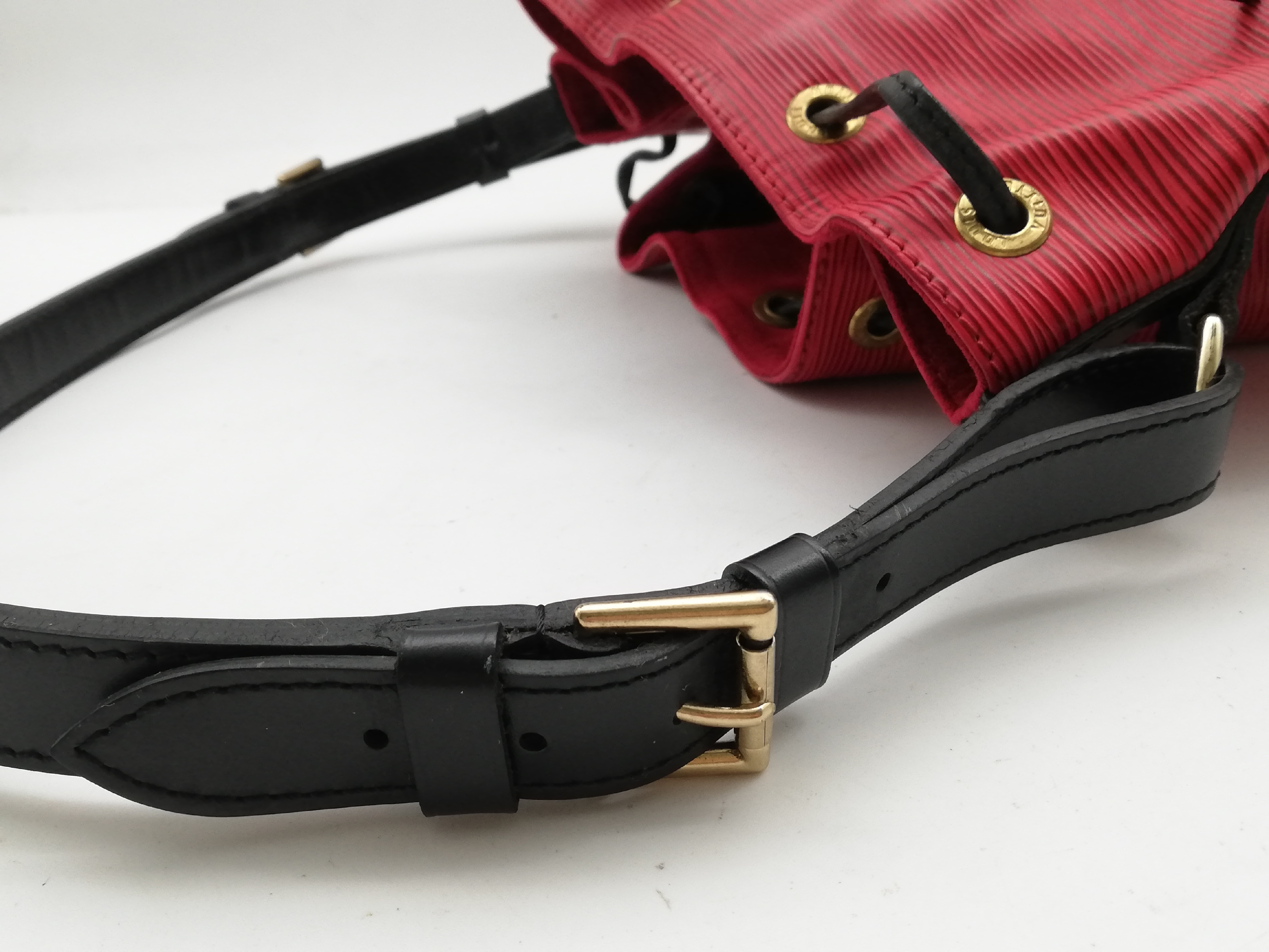 Epi Petit Noé M44172 Shoulder Bag — view 8