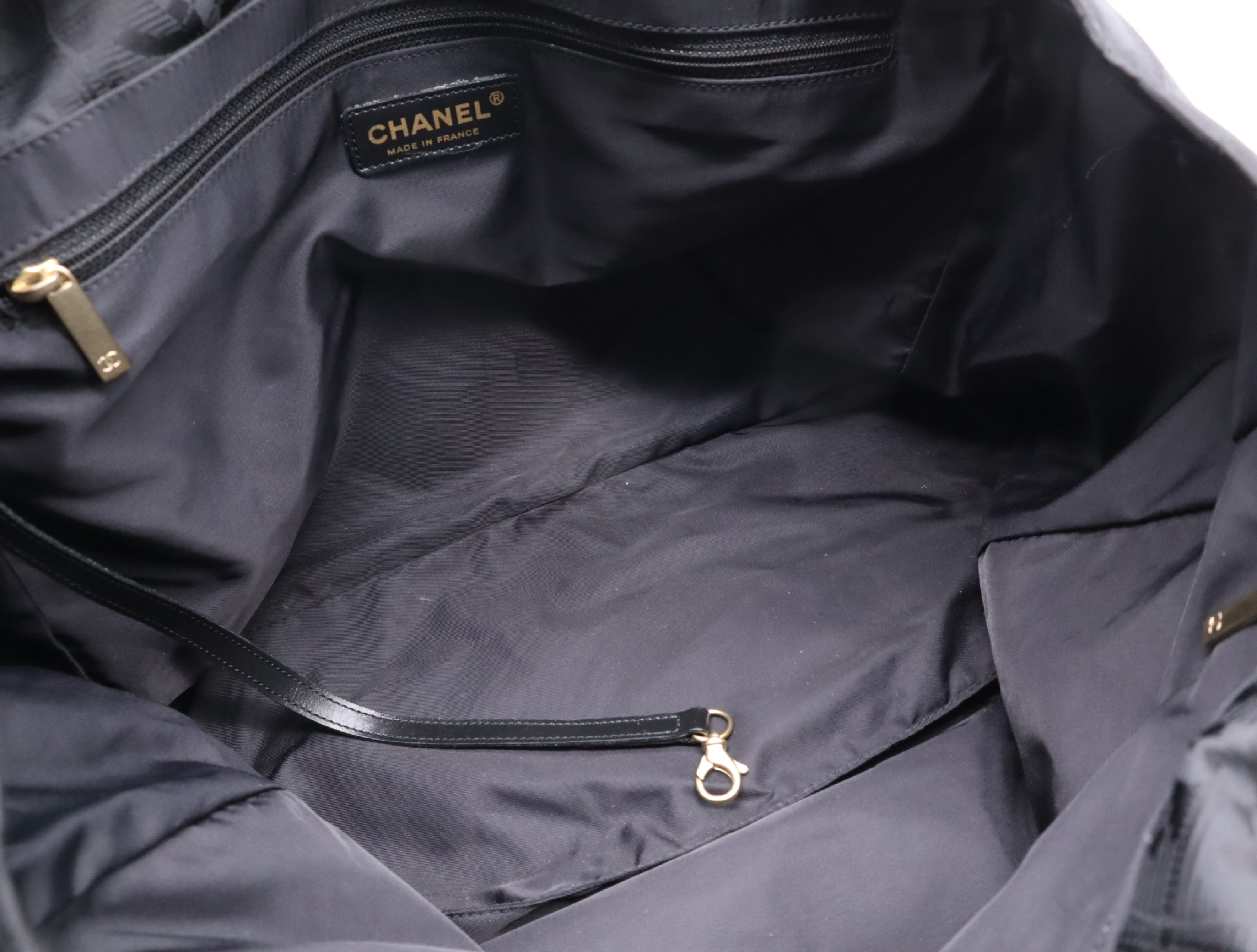A20457 Nylon New Travel Line Tote MM with Seal Tote Bag — view 13