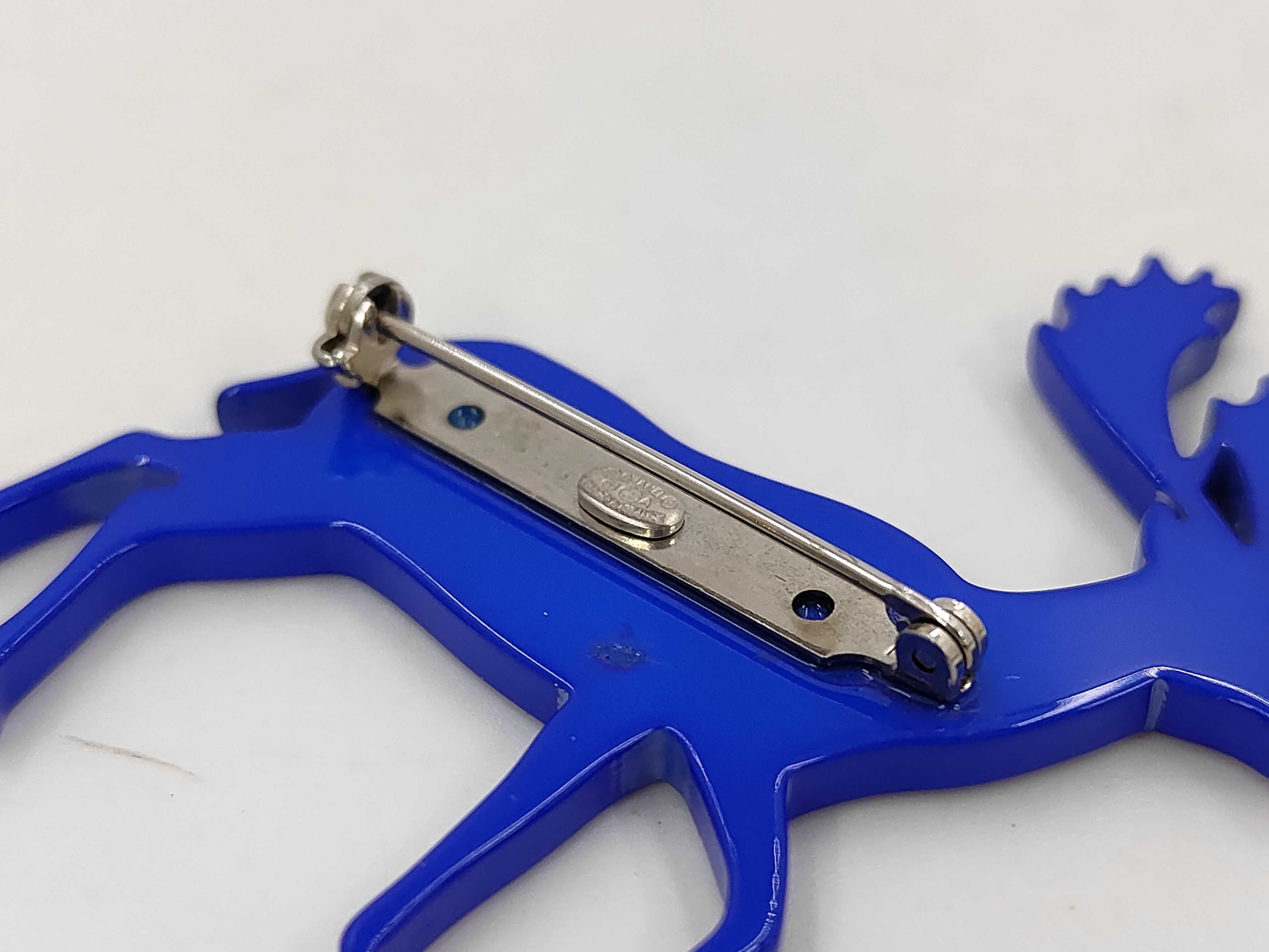 brooch — view 3