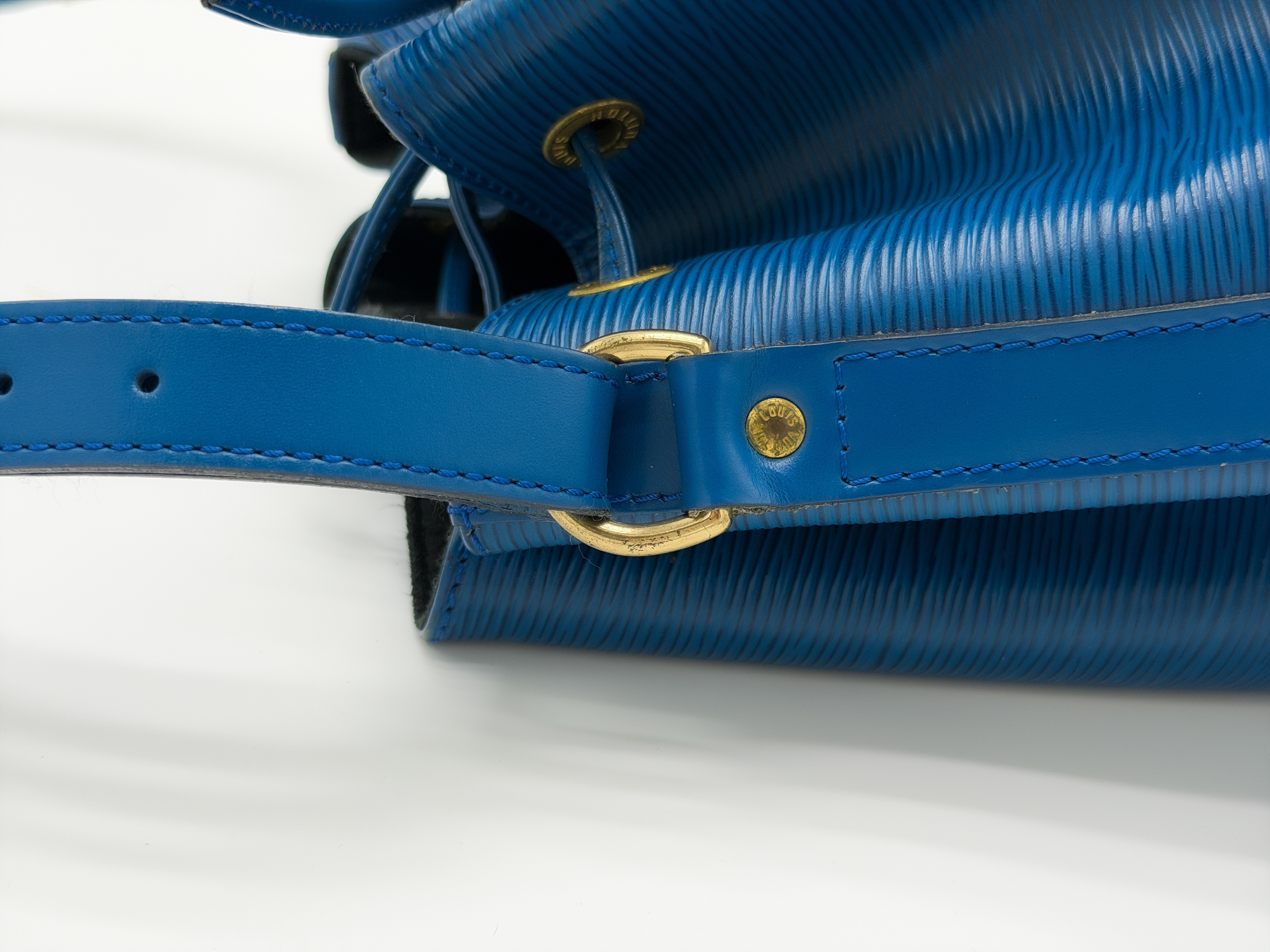 Epi M44105 Petit Noé Toledo Blue A21903 Shoulder Bag — view 5