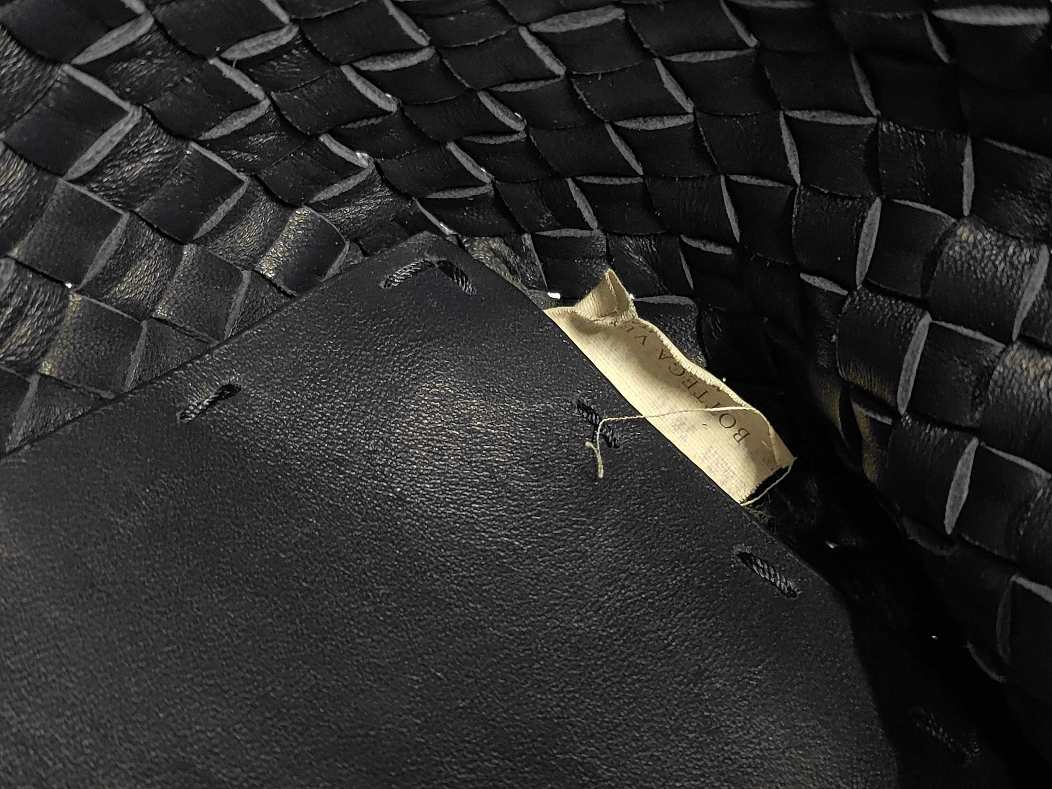 Intrecciato Cabas MM Leather Tote Bag — view 9