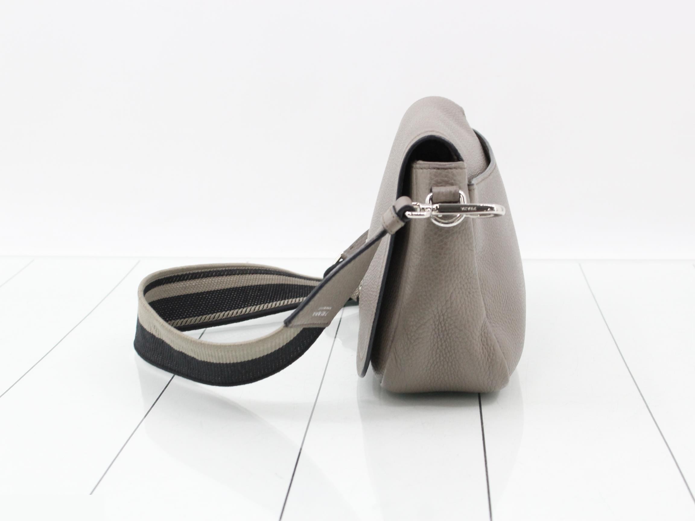 Crossbody shoulder bag, greige, Vitello Daino — view 3