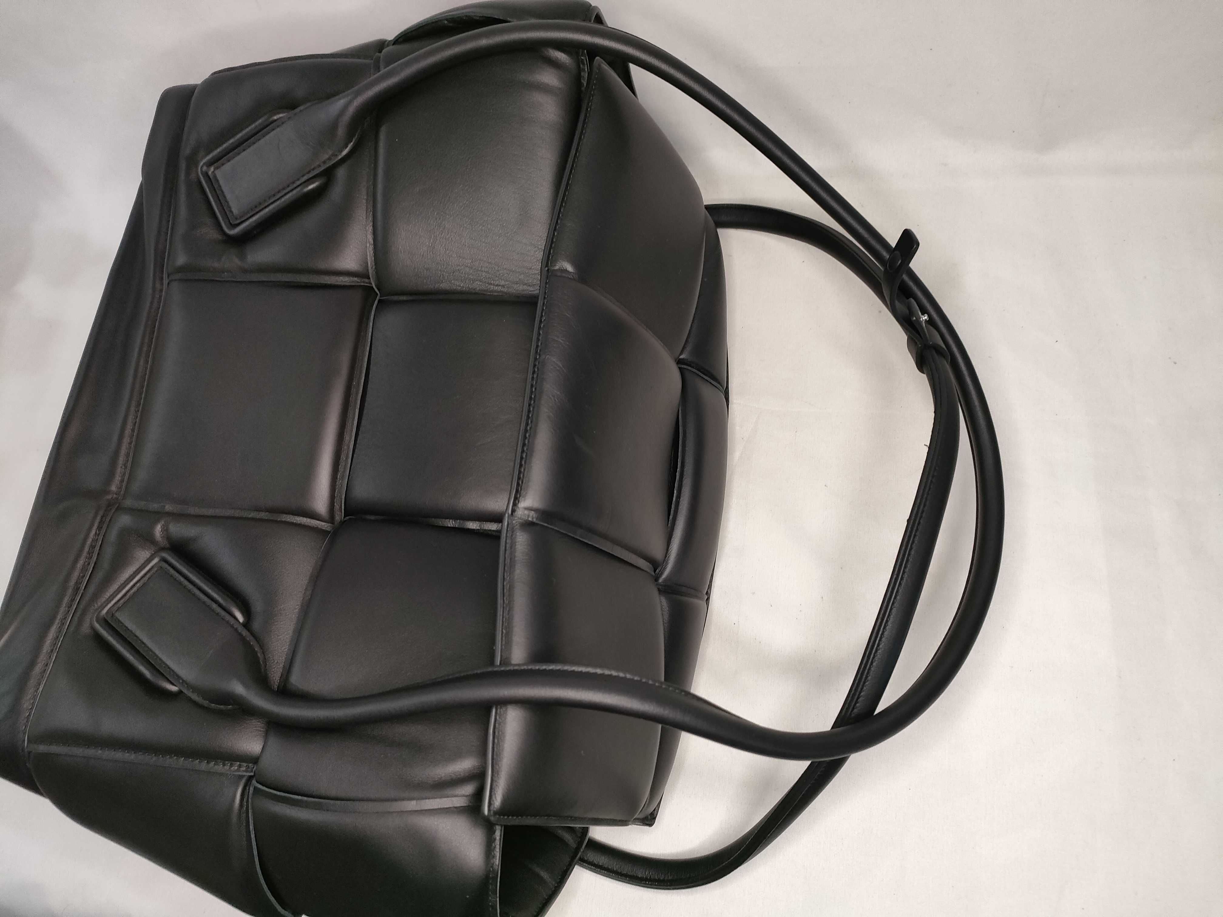 The Arco Leather Handbag (Black) — view 3