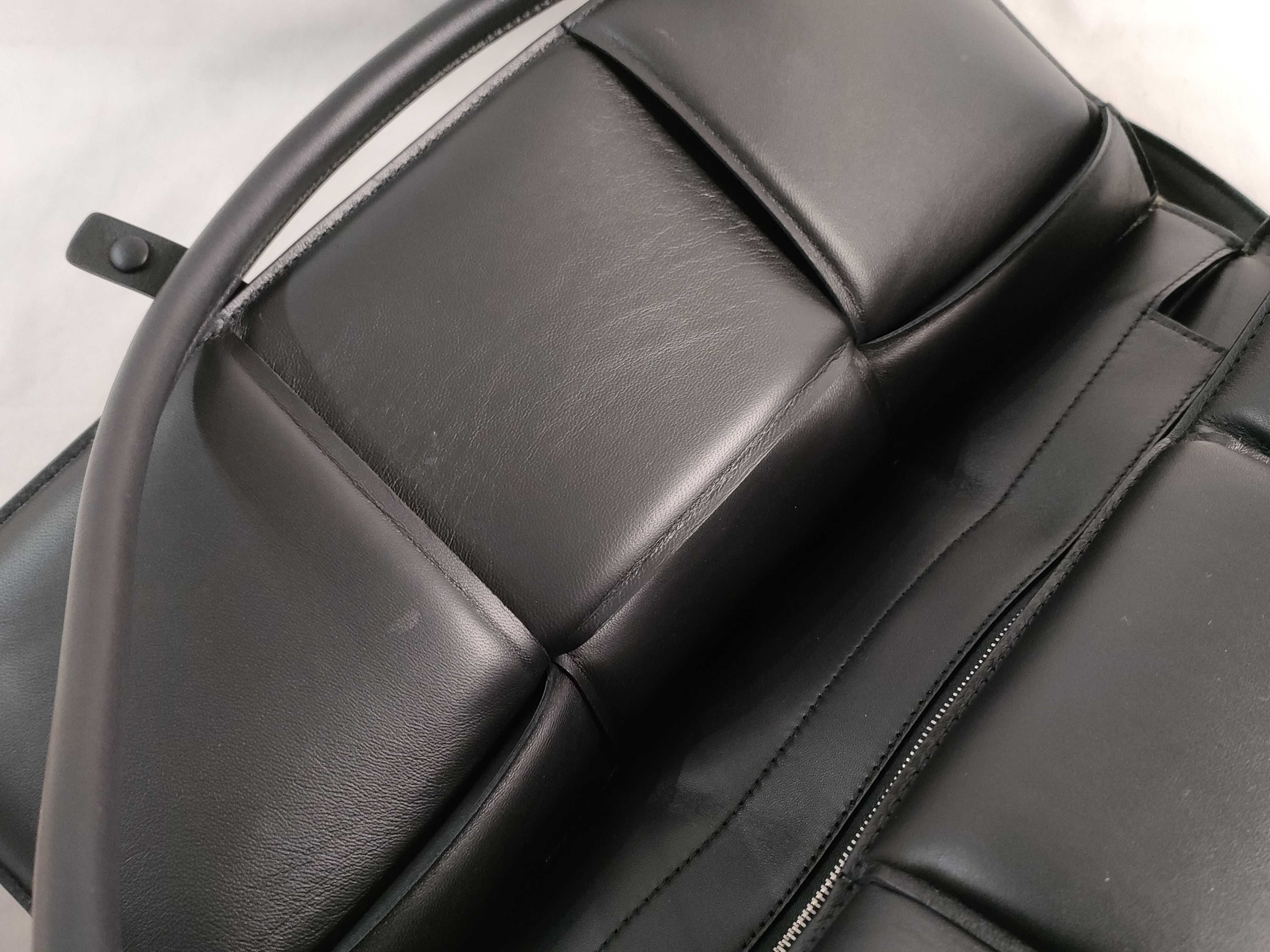 The Arco Leather Handbag (Black) — view 8