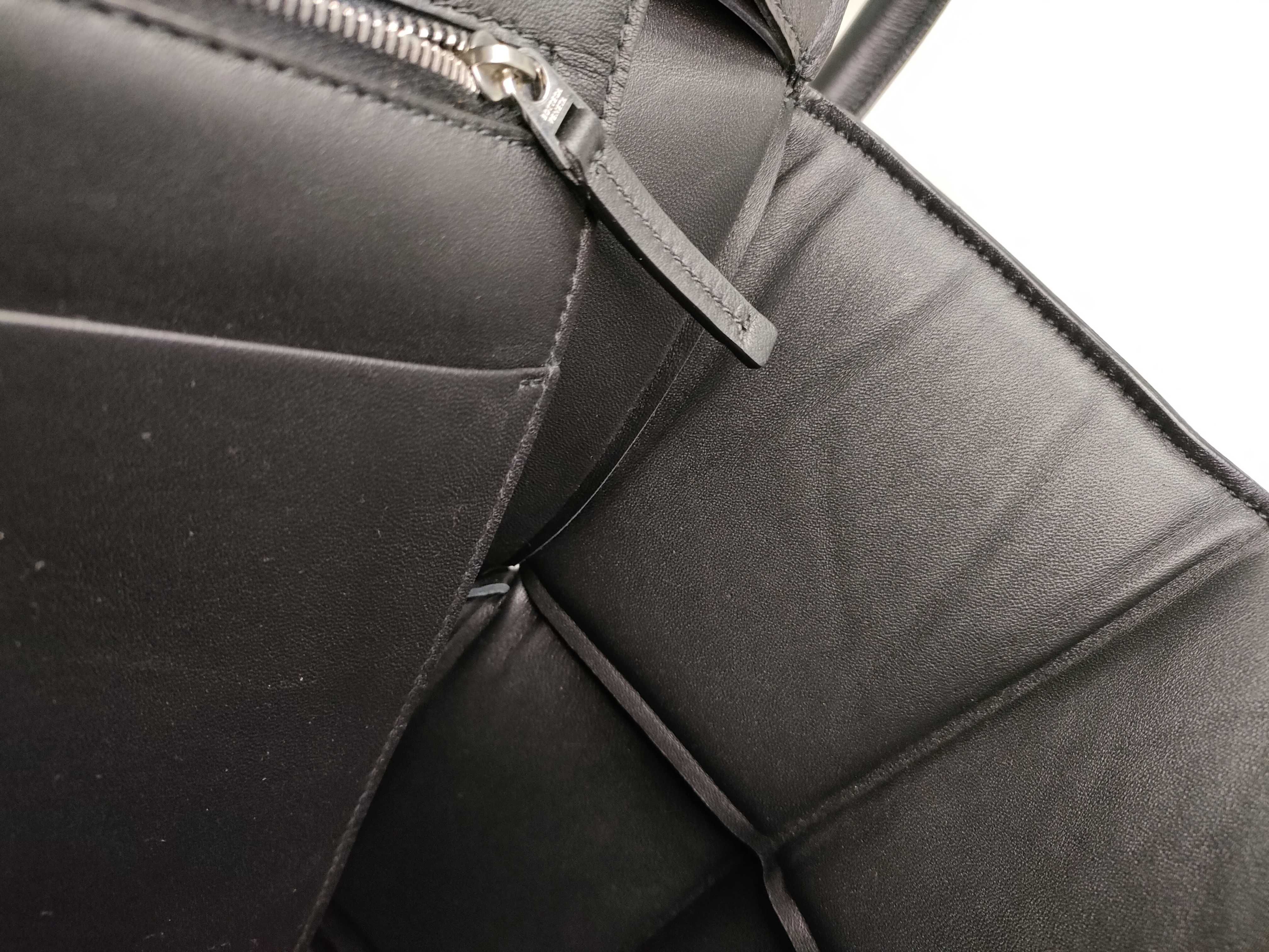 The Arco Leather Handbag (Black) — view 9