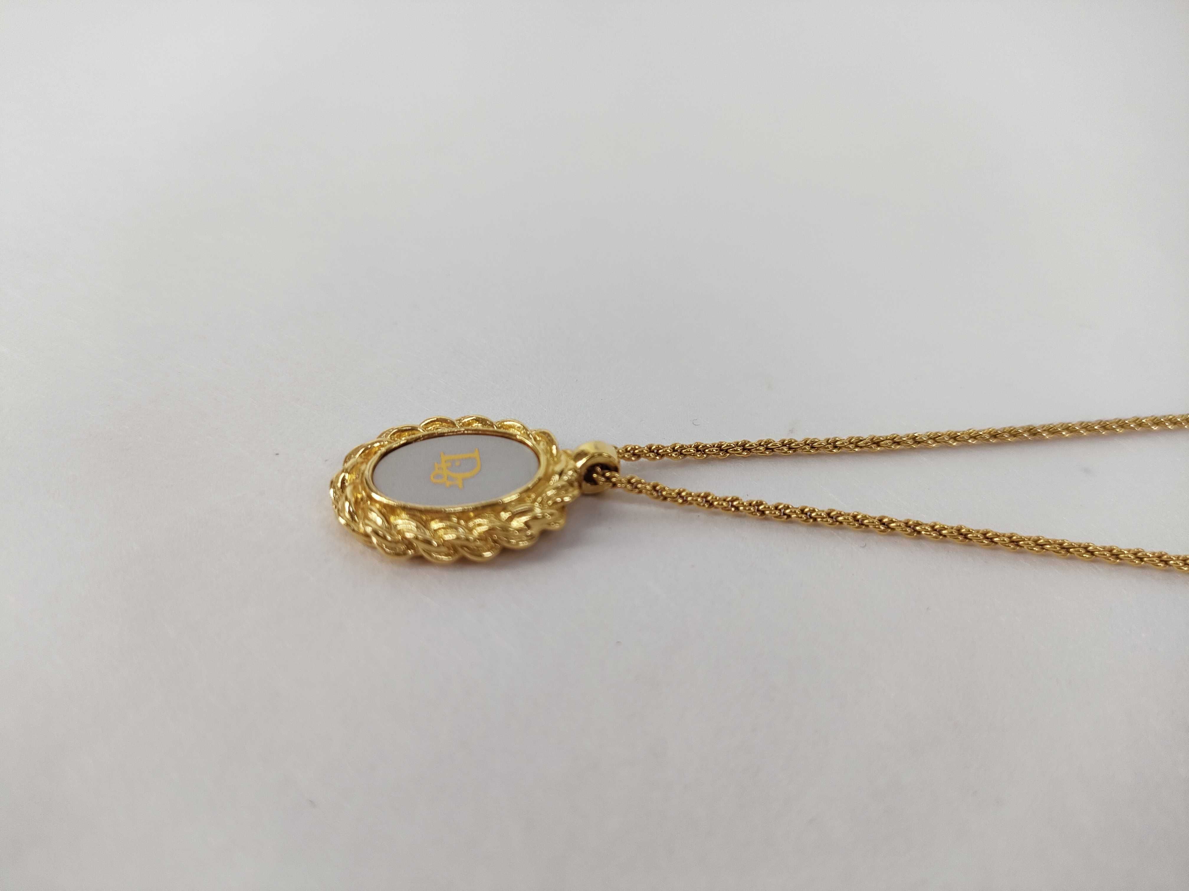 Logo Oval Twist Gold White Necklace — view 6