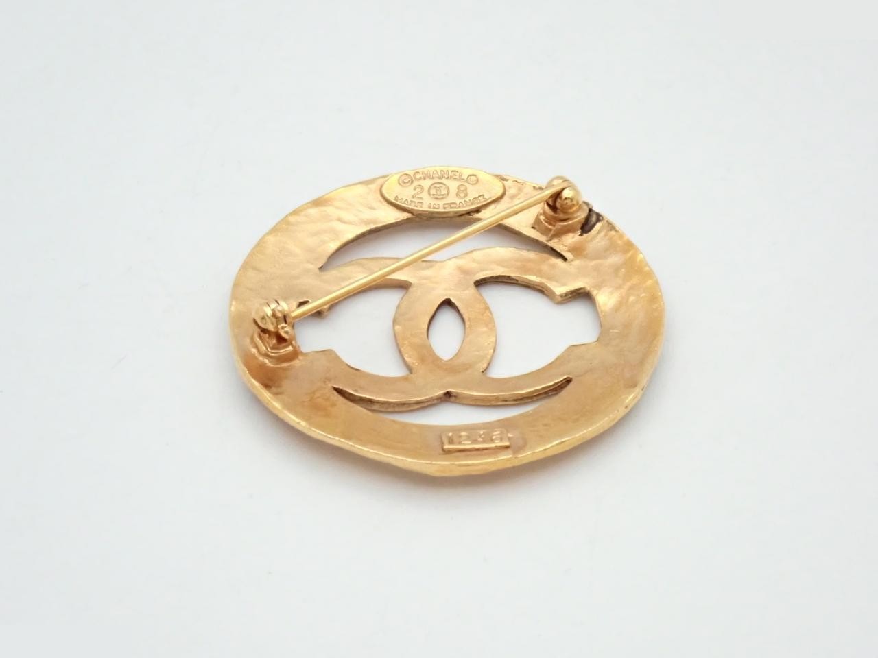 brooch — view 2