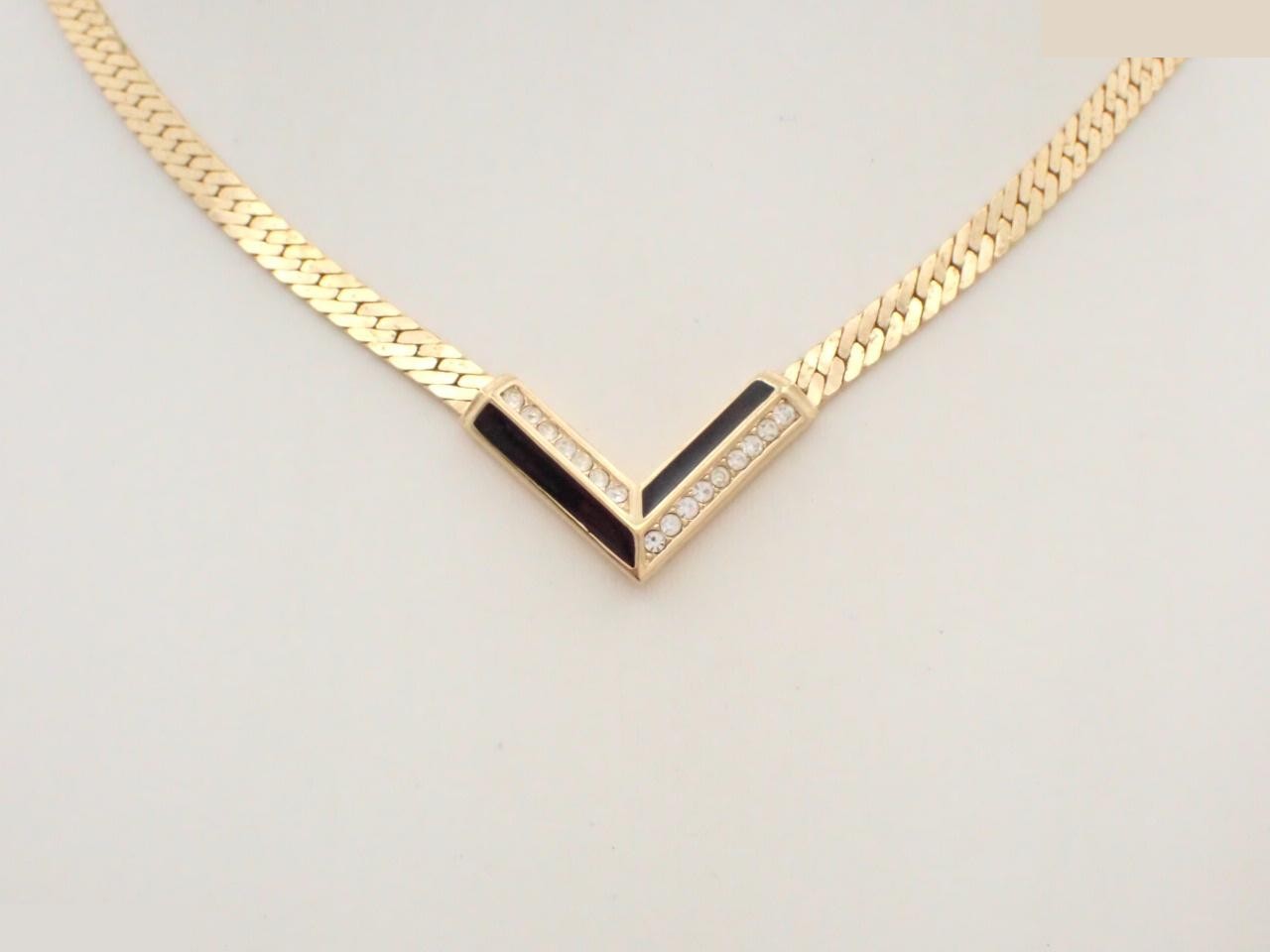 Other line: Precious metal necklaces and pendants, neck circumference approximately 40cm.