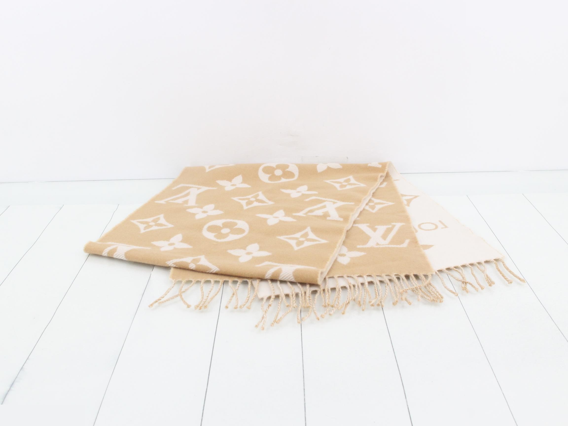 Scarf - LV Essential Beige — view 3