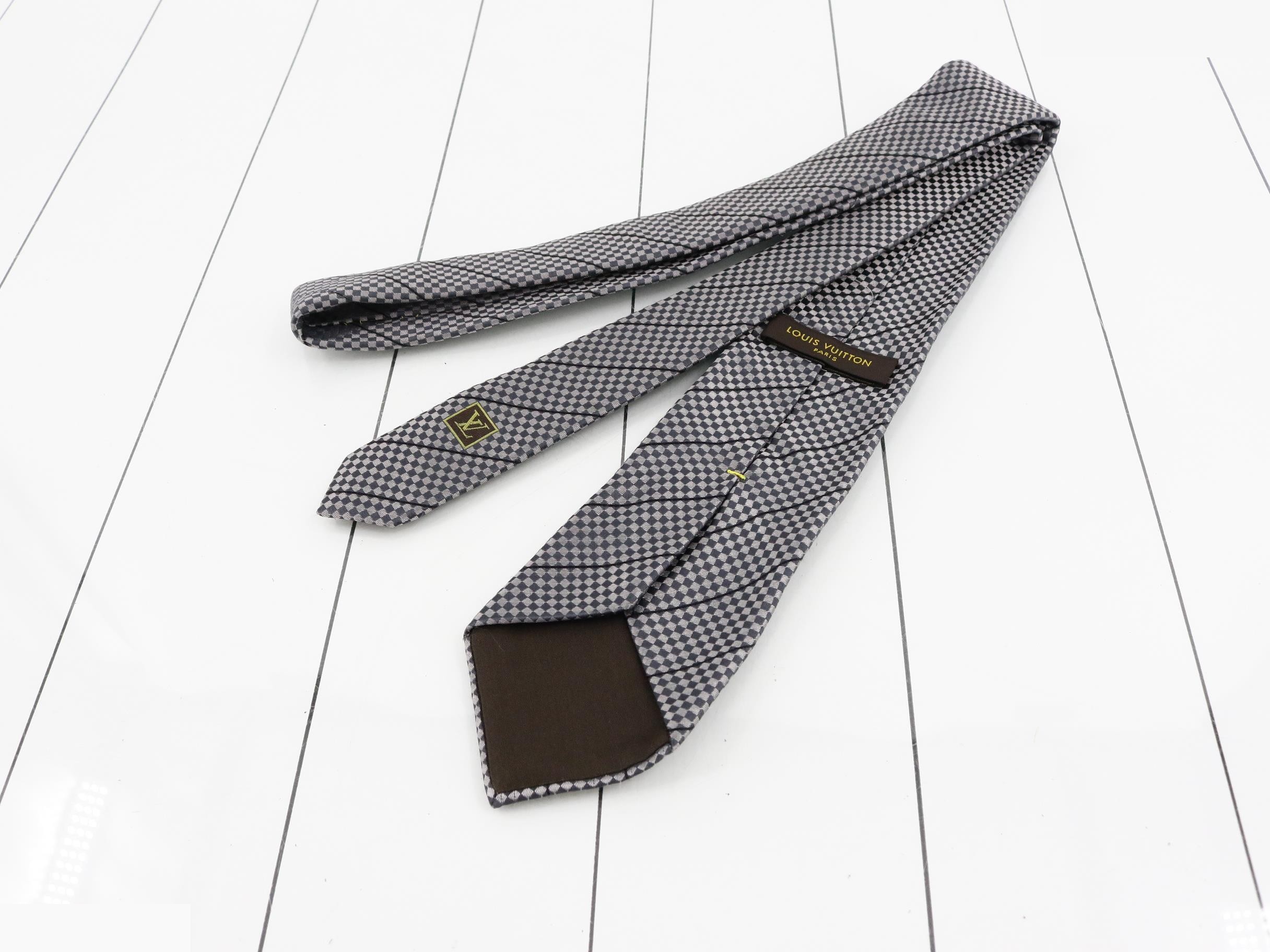tie — view 2