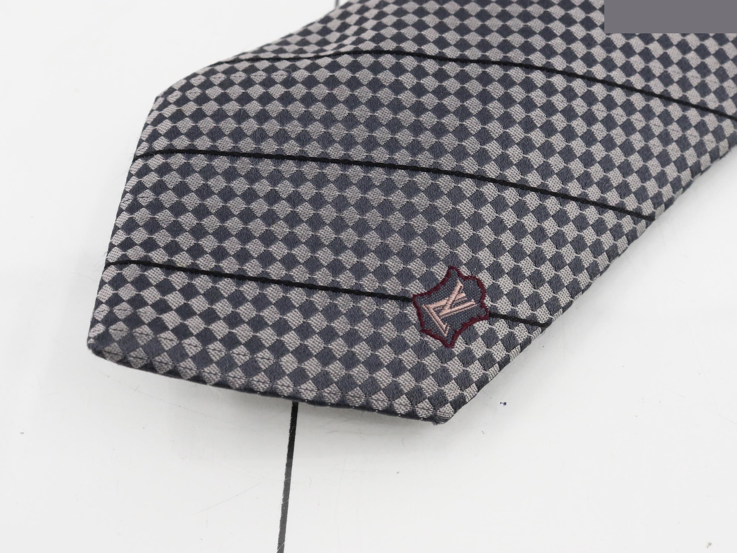 tie — view 3