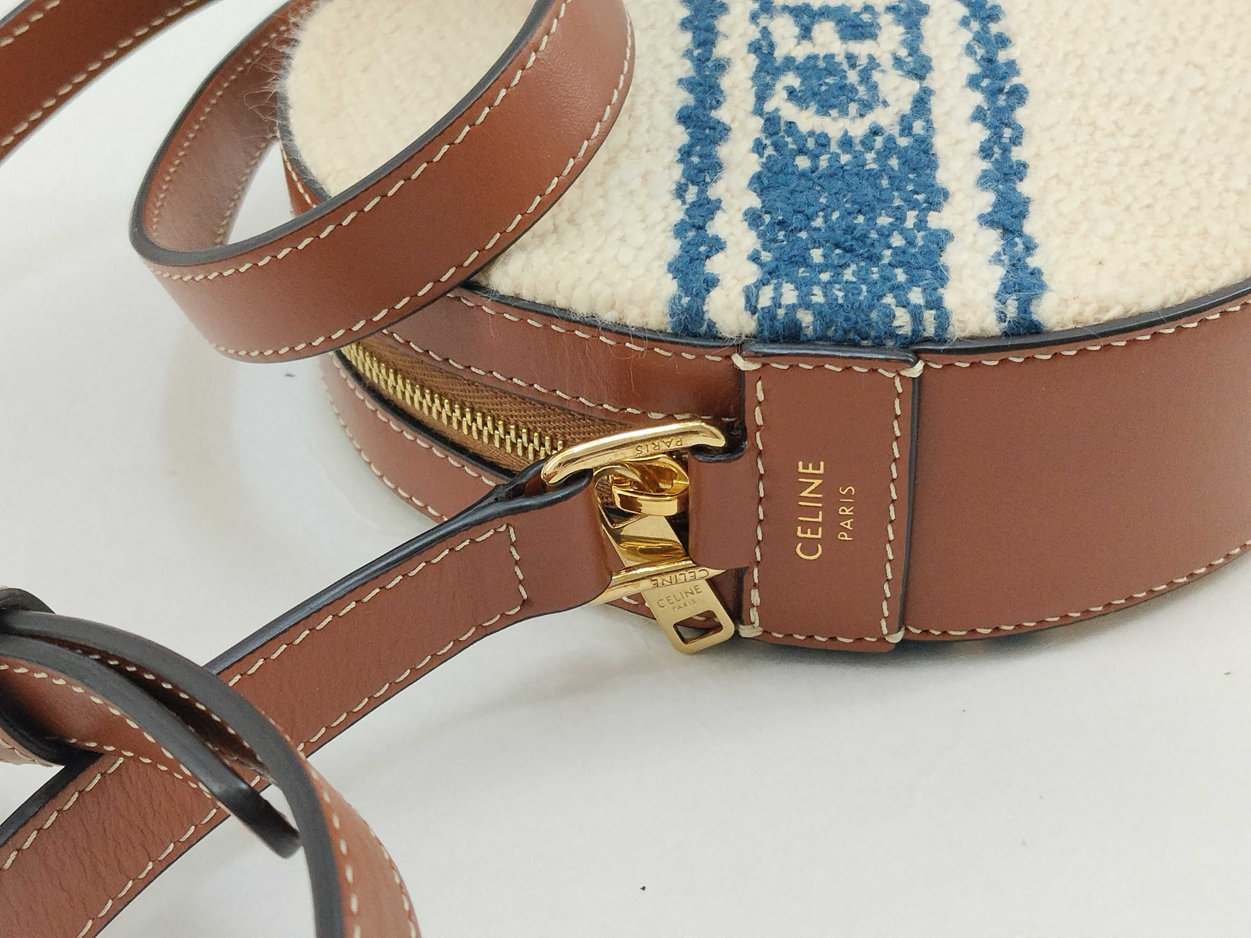 Triomphe Round Shoulder Bag Logo Shoulder Bag — view 5
